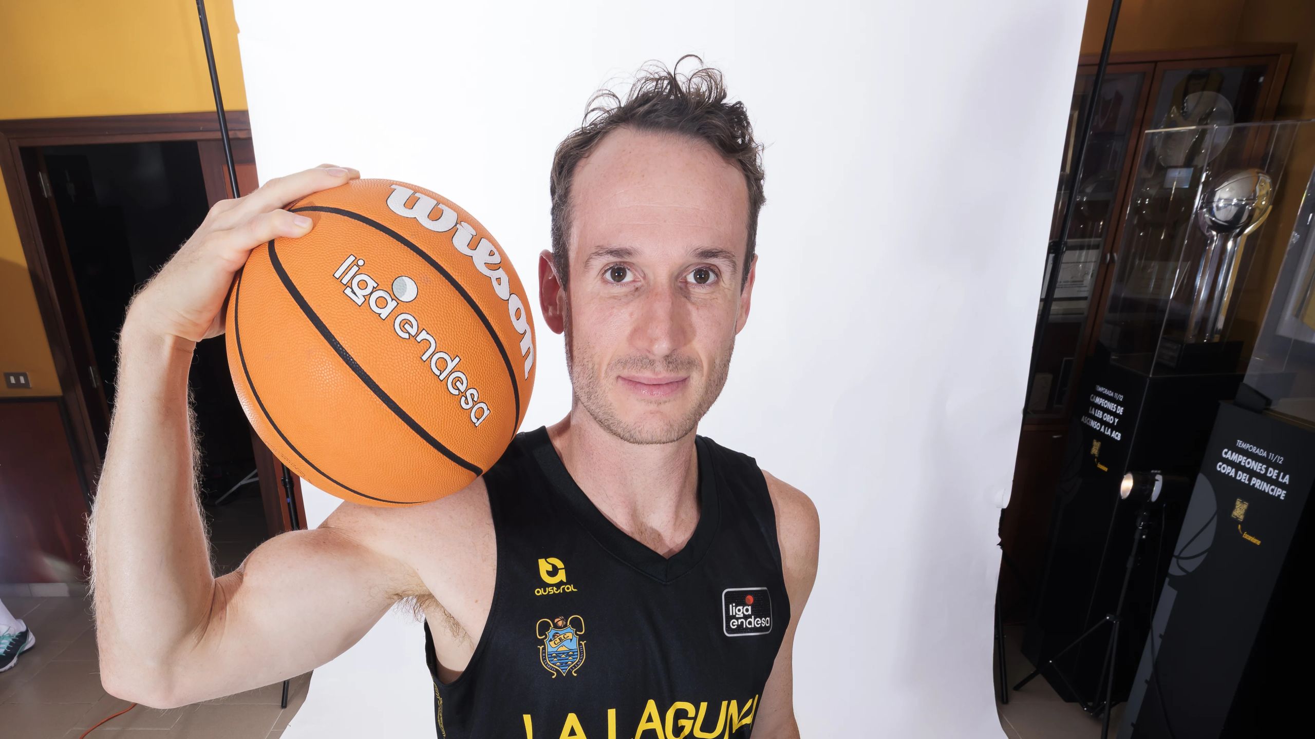 Marcelinho Huertas, base de La Laguna Tenerife (dorsal 9), con el balón sobre el hombro en la sesión de fotos de la Liga Endesa 2026-27