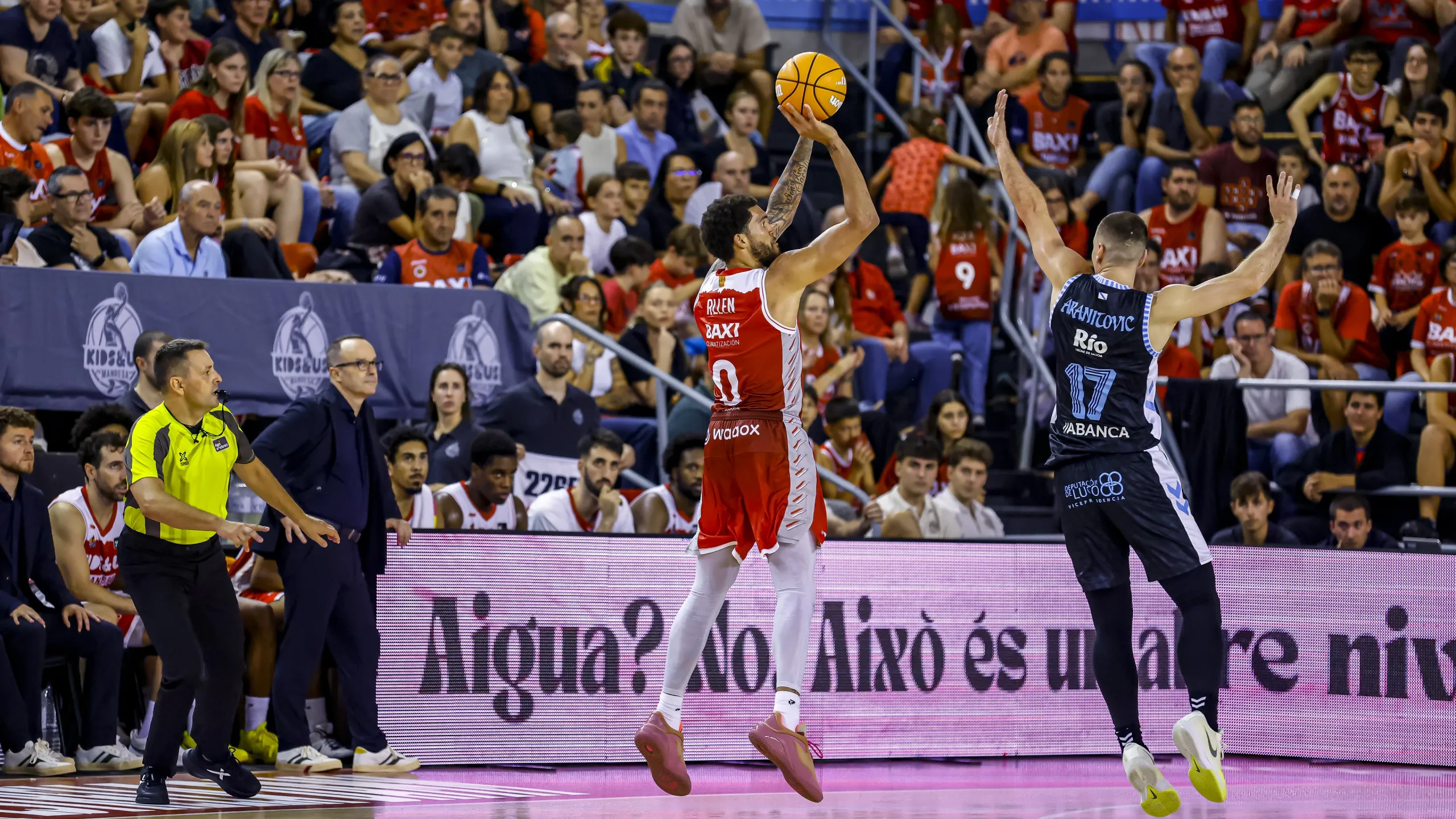 Timmy Allen, dorsal 0 del Kids&Us Manresa, lanza ante el Río Breogán en la jornada 2 de la Liga Endesa