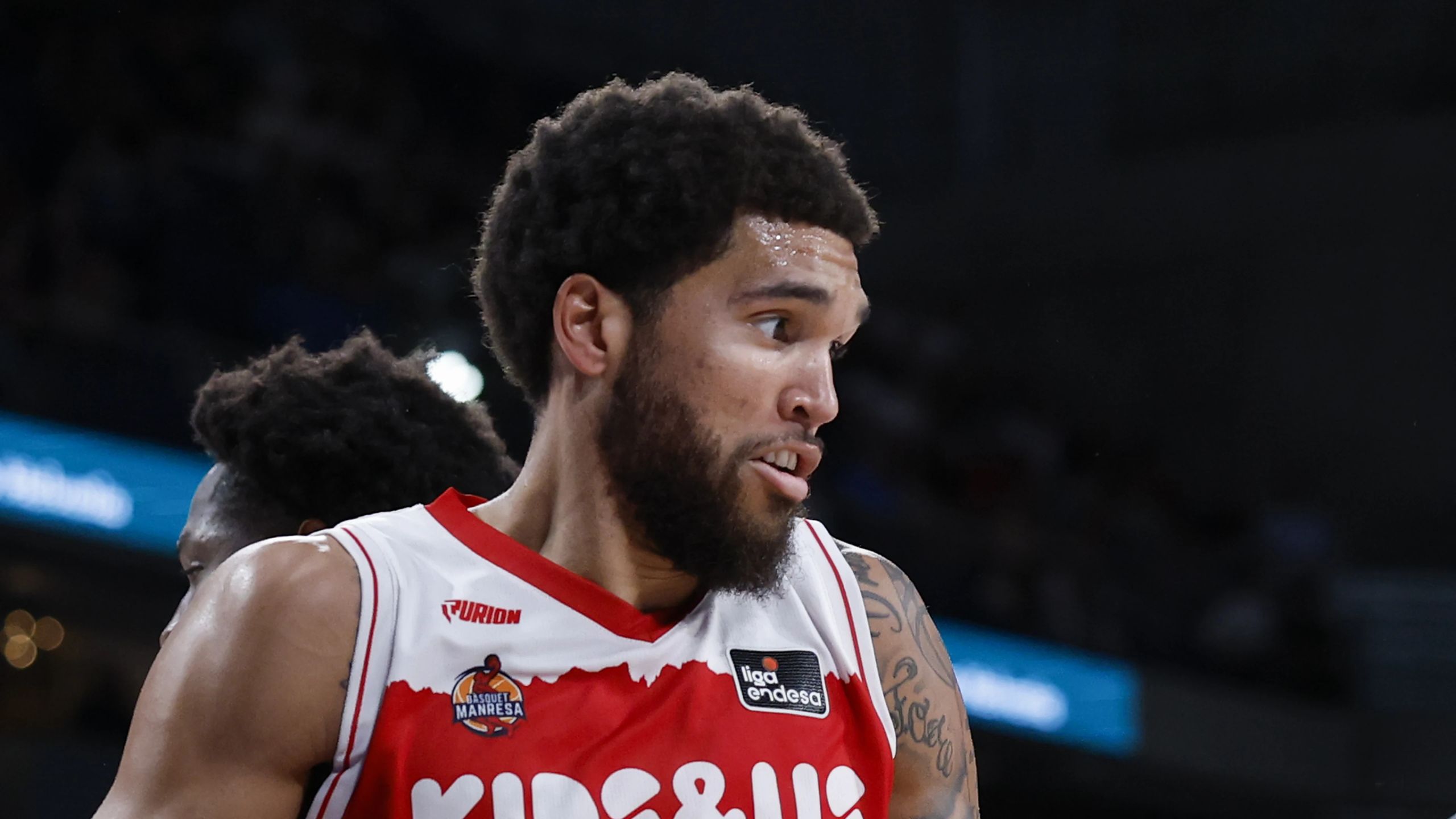 Timmy Allen, con la camiseta roja del Kids&Us Manresa, conduce el balón durante el Real Madrid-Manresa de la Liga Endesa del 11 de octubre de 2026