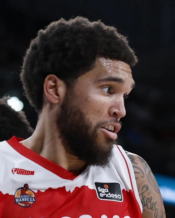 Timmy Allen, con la camiseta roja del Kids&Us Manresa, conduce el balón durante el Real Madrid-Manresa de la Liga Endesa del 11 de octubre de 2026