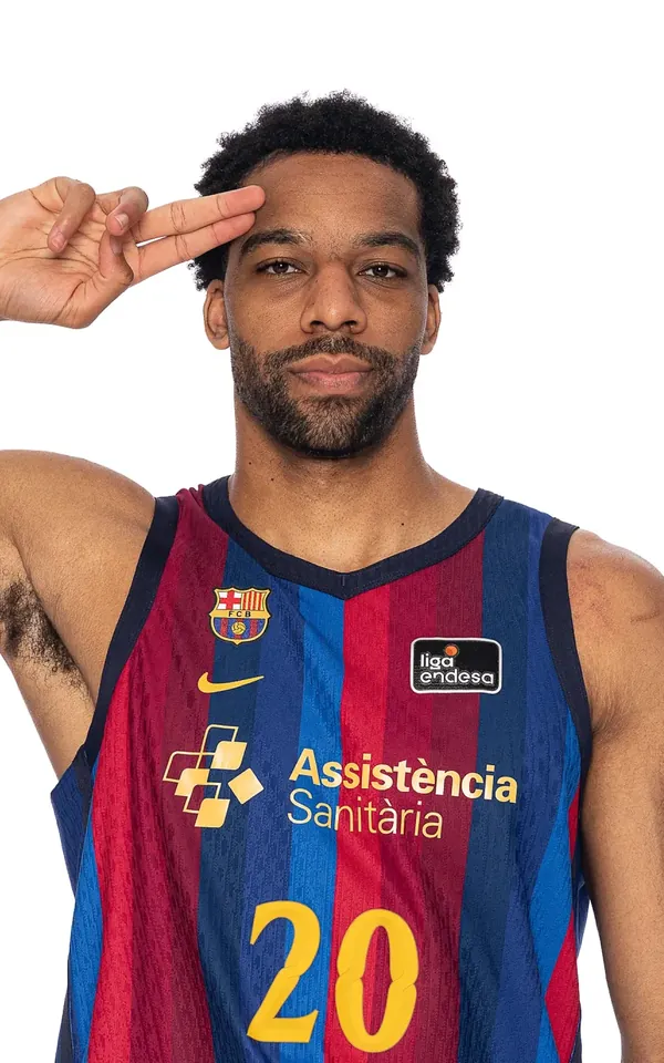 Tosan Evbuomwan, ala-pívot del Barça, posa con la camiseta azulgrana en la sesión oficial de la Liga Endesa 2026-27