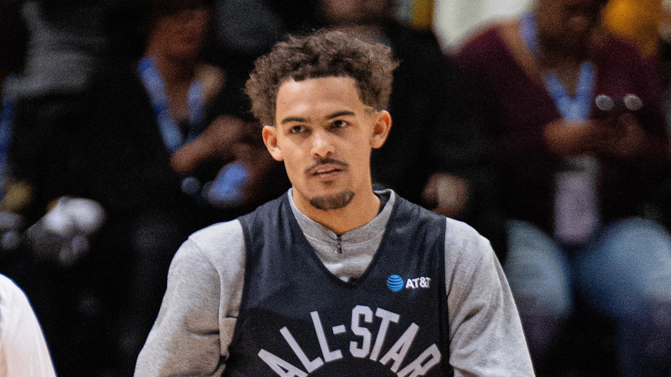 Trae Young durante un entrenamiento del All-Star Game de 2022, con la camiseta de entrenamiento del partido de las estrellas, en una imagen de febrero de 2022