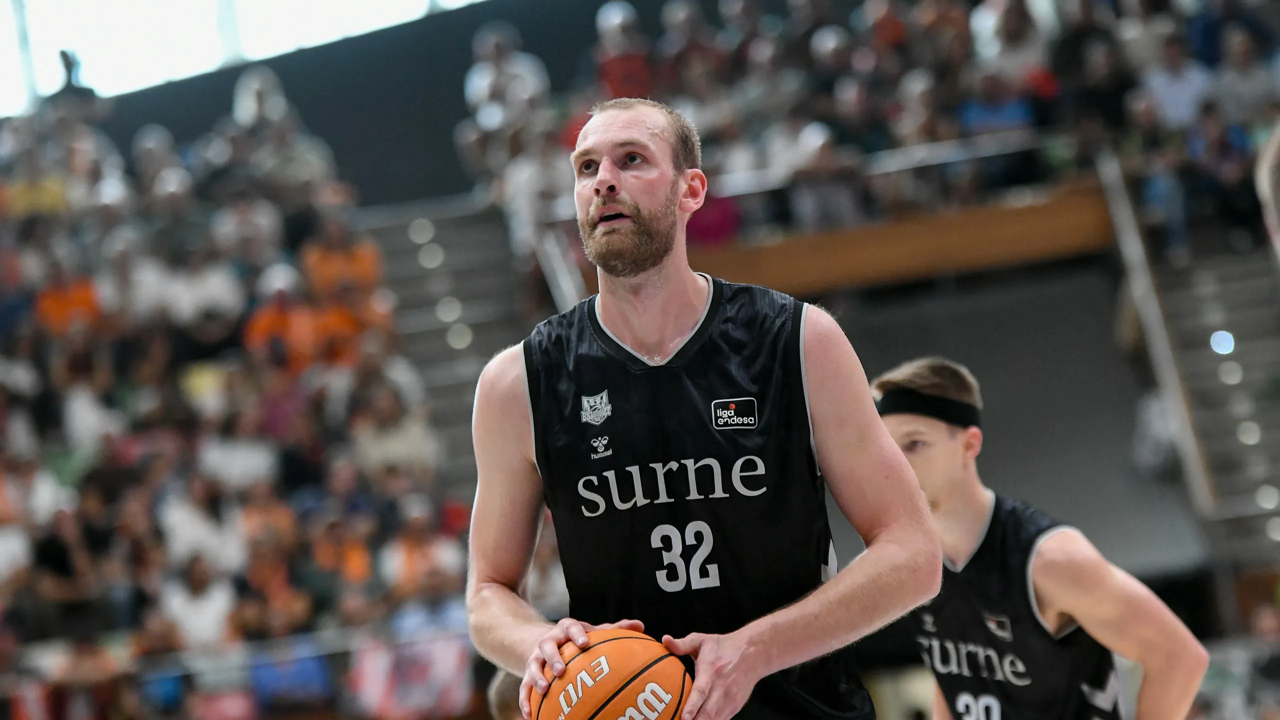 Tryggvi Hlinason, dorsal 32 del Surne Bilbao, con el balón en el Leyma Coruña-Surne Bilbao de la jornada 2