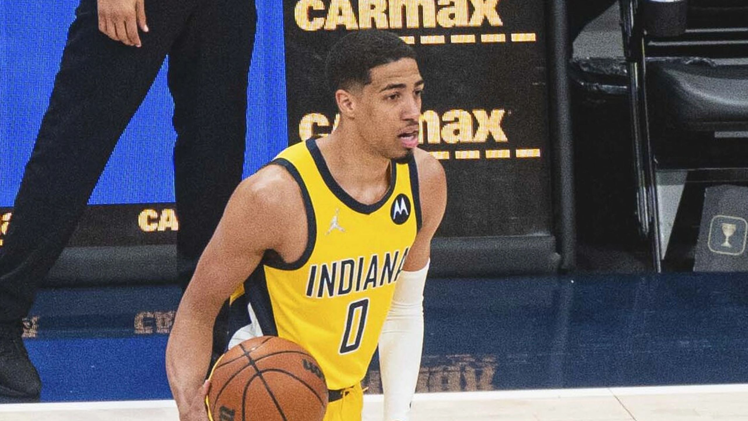 Tyrese Haliburton, con la camiseta de los Indiana Pacers y el dorsal 0, sube el balón en un partido ante los Wizards en 2022
