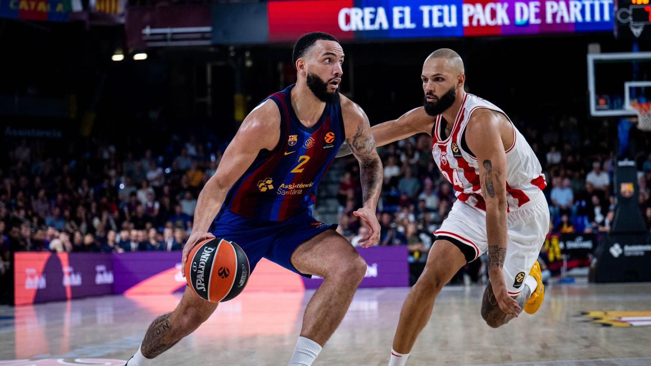 Tyrese Martin bota el balón ante Evan Fournier en el Barça-Olympiacos de la Euroliga en el Palau