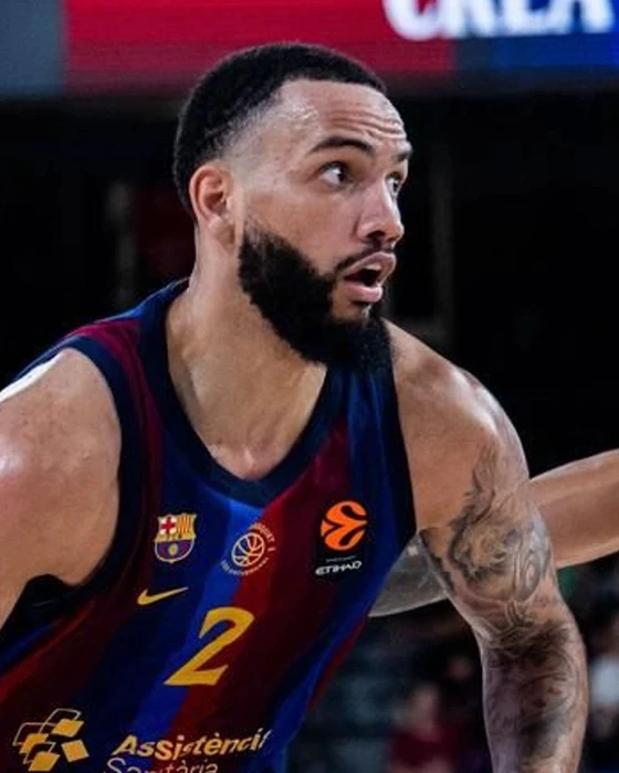 Tyrese Martin bota el balón ante Evan Fournier en el Barça-Olympiacos de la Euroliga en el Palau