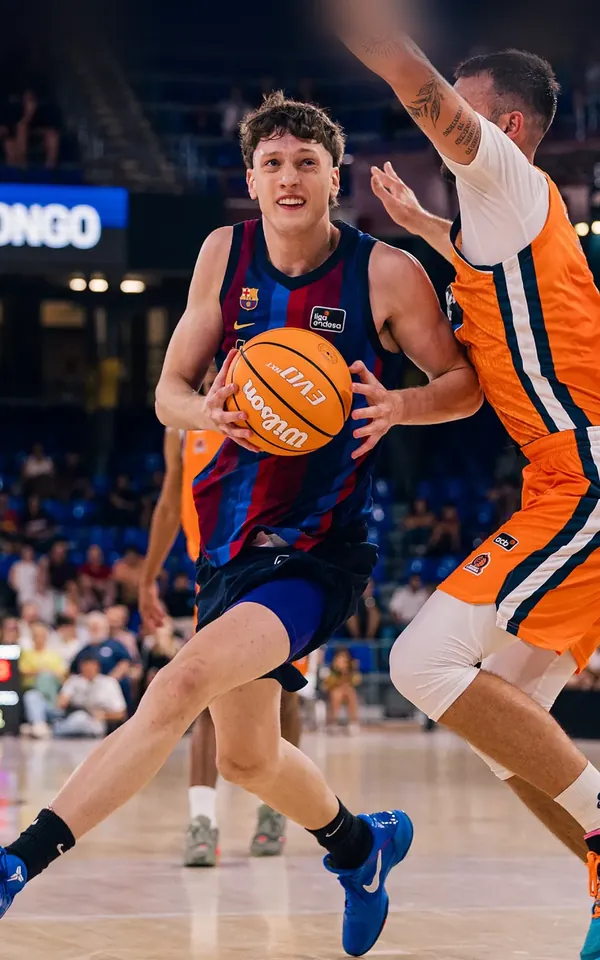 Agustín Ubal (10) penetra con el balón ante el Leyma Coruña en la jornada 1 de la Liga Endesa