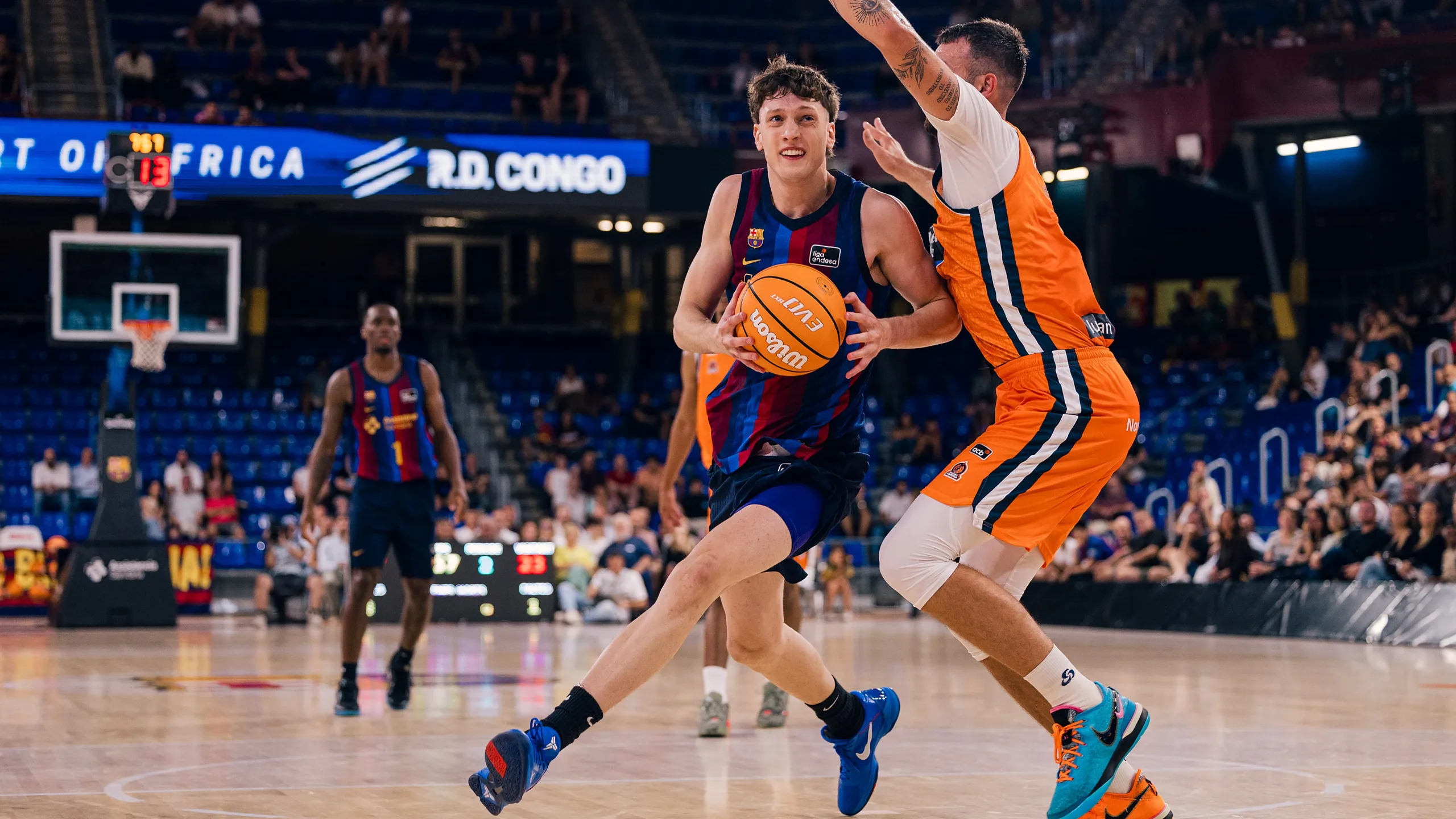 Agustín Ubal (10) penetra con el balón ante el Leyma Coruña en la jornada 1 de la Liga Endesa