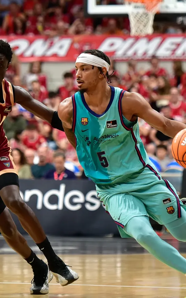 Justin Robinson, dorsal 5 del Barça, ataca ante la defensa del UCAM Murcia en la jornada 2 de la Liga Endesa