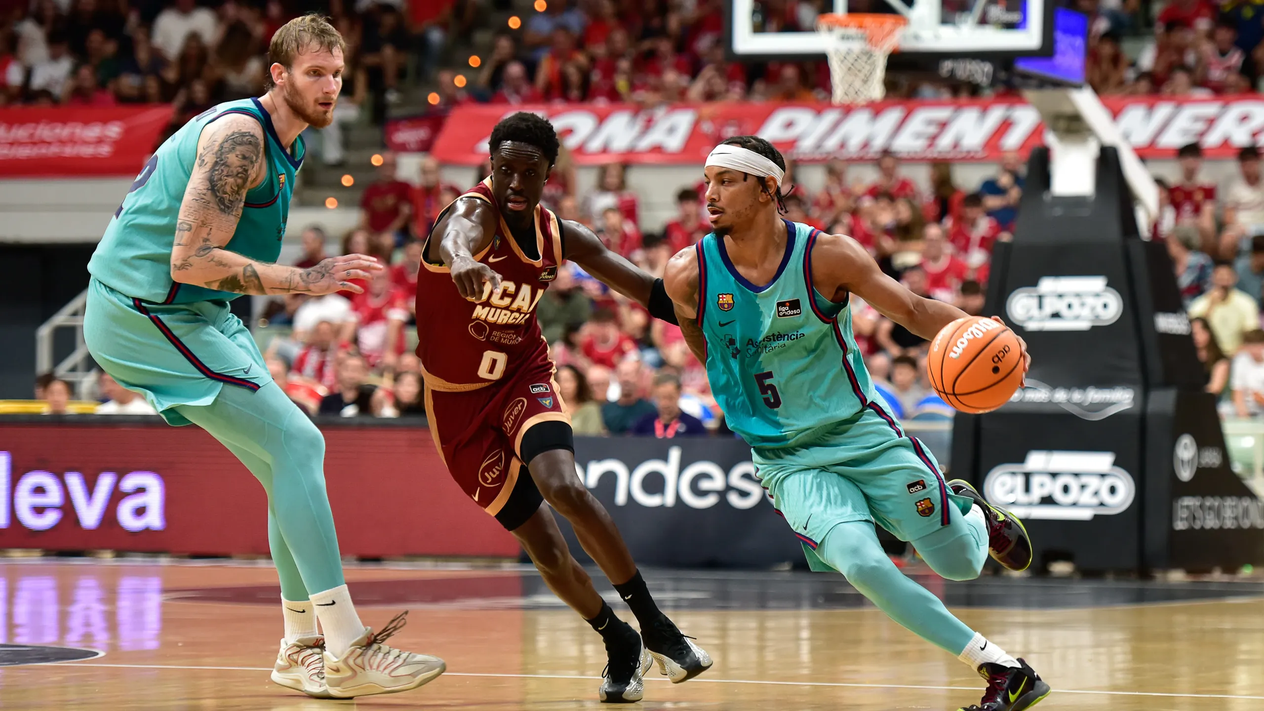 Justin Robinson, dorsal 5 del Barça, ataca ante la defensa del UCAM Murcia en la jornada 2 de la Liga Endesa