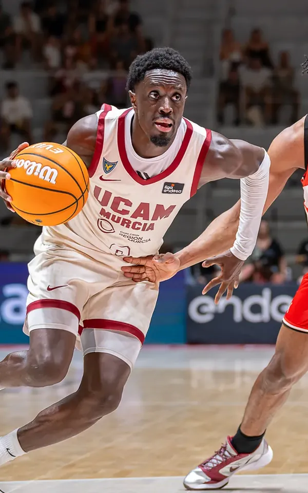 Souley Boum, base del UCAM Murcia, penetra ante el FIATC Girona en la primera jornada de la Liga Endesa 2026-27