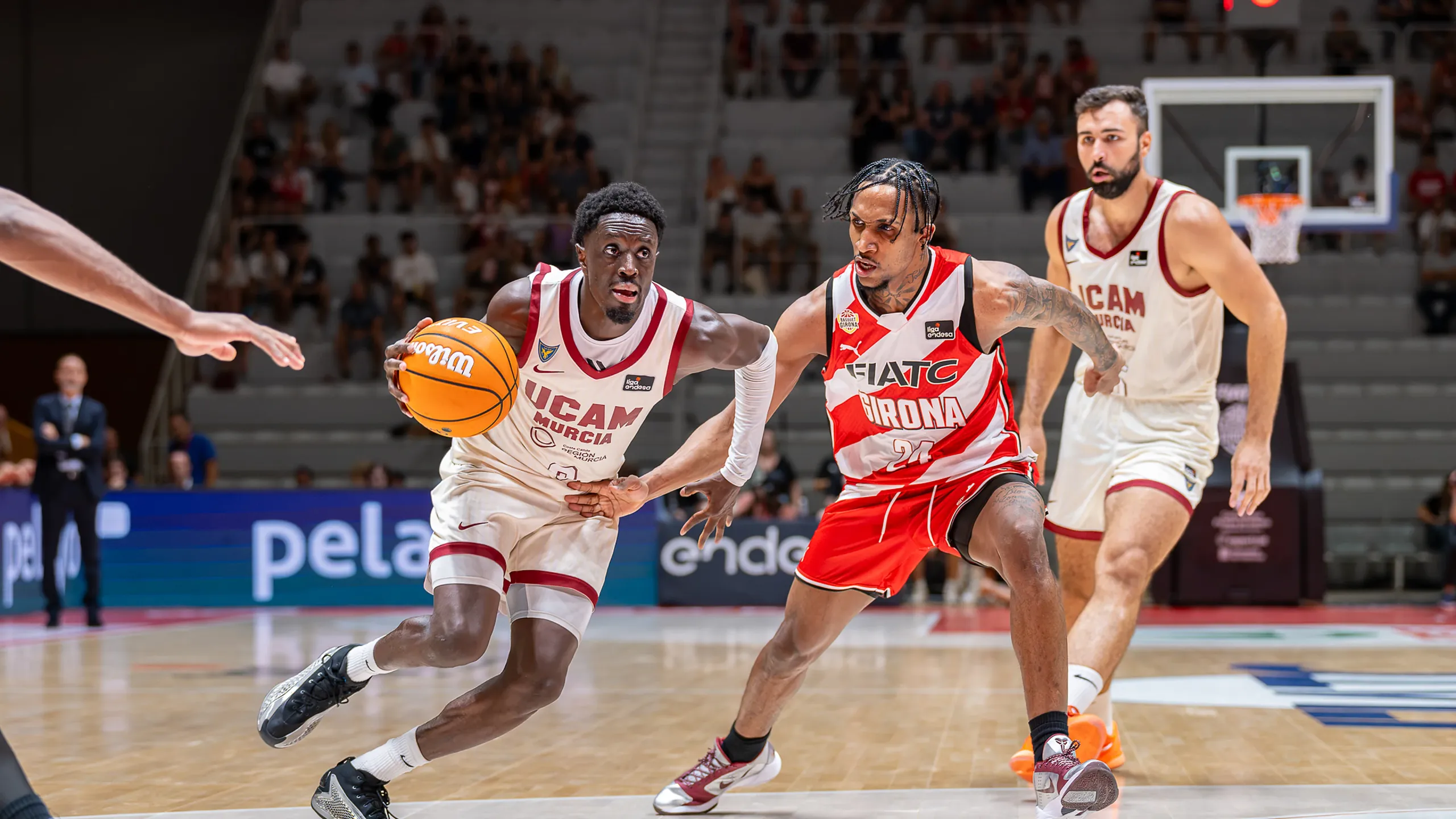 Souley Boum, base del UCAM Murcia, penetra ante el FIATC Girona en la primera jornada de la Liga Endesa 2026-27
