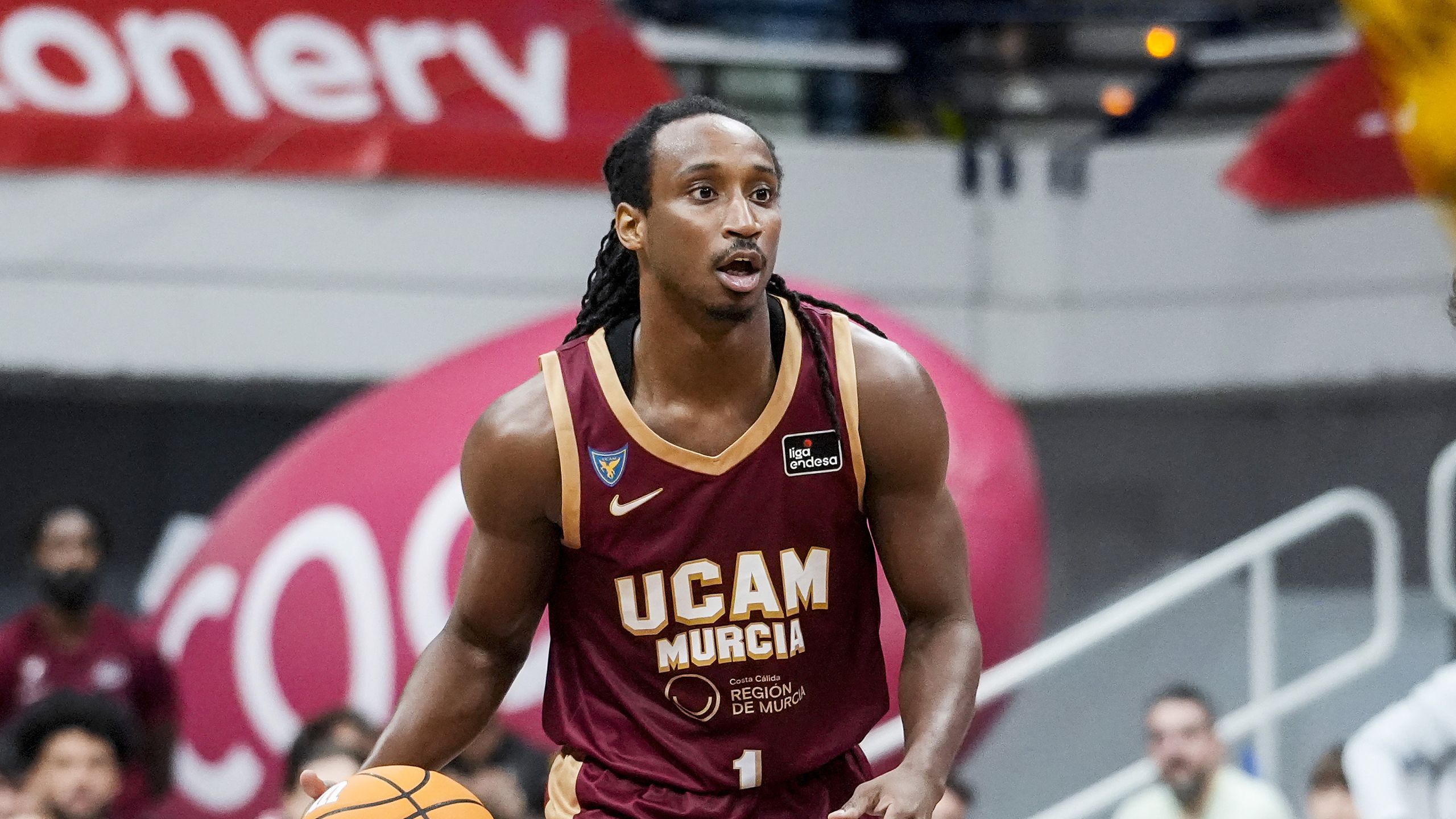 Michael Forrest, dorsal 1 del UCAM Murcia, bota el balón en el partido ante La Laguna Tenerife de la tercera jornada de la Liga Endesa