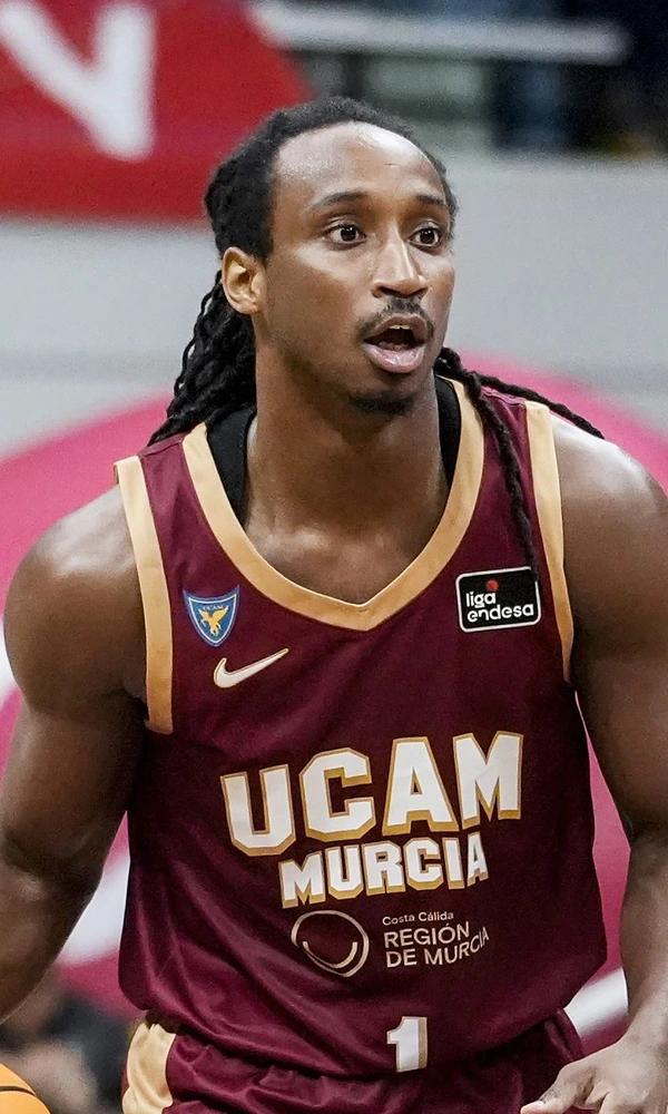 Michael Forrest, dorsal 1 del UCAM Murcia, bota el balón en el partido ante La Laguna Tenerife de la tercera jornada de la Liga Endesa