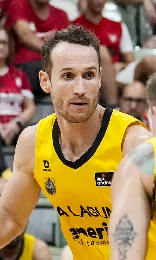 Marcelinho Huertas, dorsal 9 de La Laguna Tenerife, bota el balón ante el UCAM Murcia en el Palacio de Deportes de Murcia