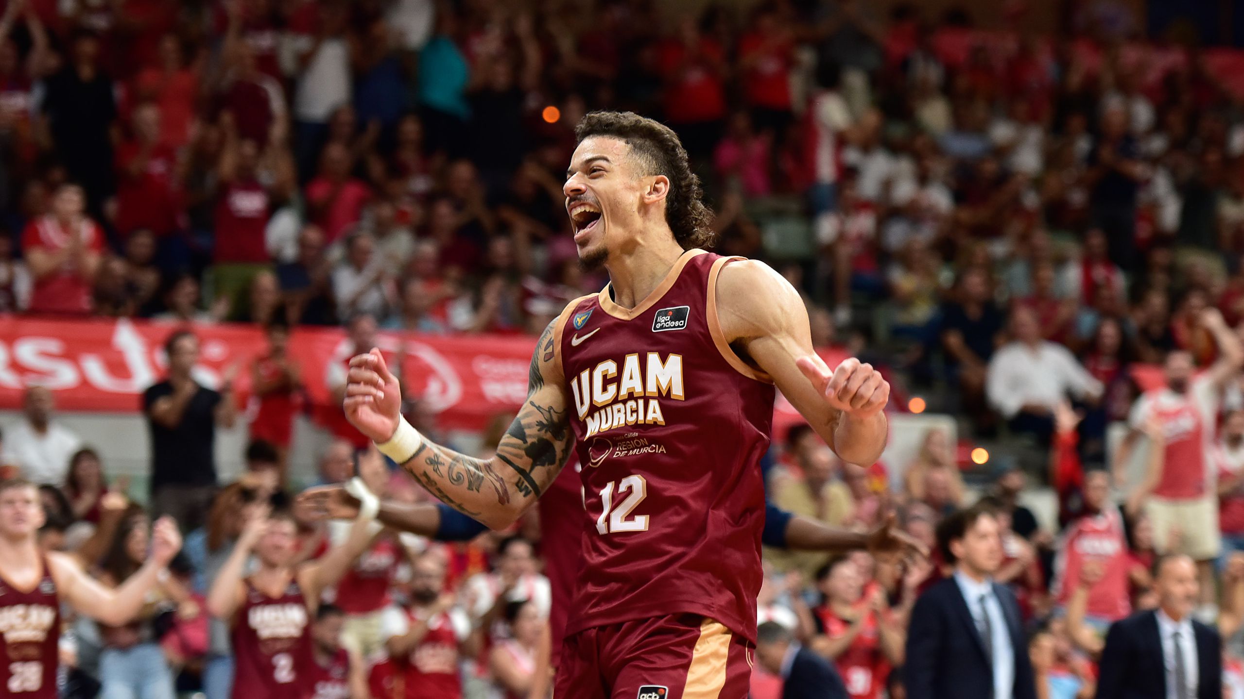 Jonah Radebaugh, dorsal 12 del UCAM Murcia, celebra ante el Barça en el Palacio de Deportes de Murcia