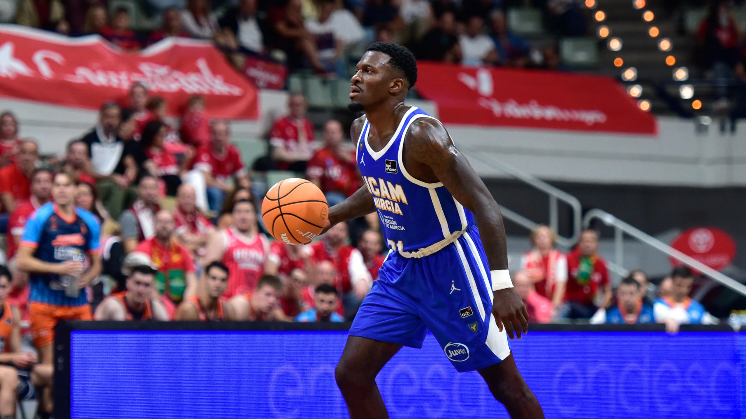 Dylan Ennis, del UCAM Murcia con el dorsal 31, conduce el balón ante el Leyma Coruña en la jornada 5 de la Liga Endesa 2026-27