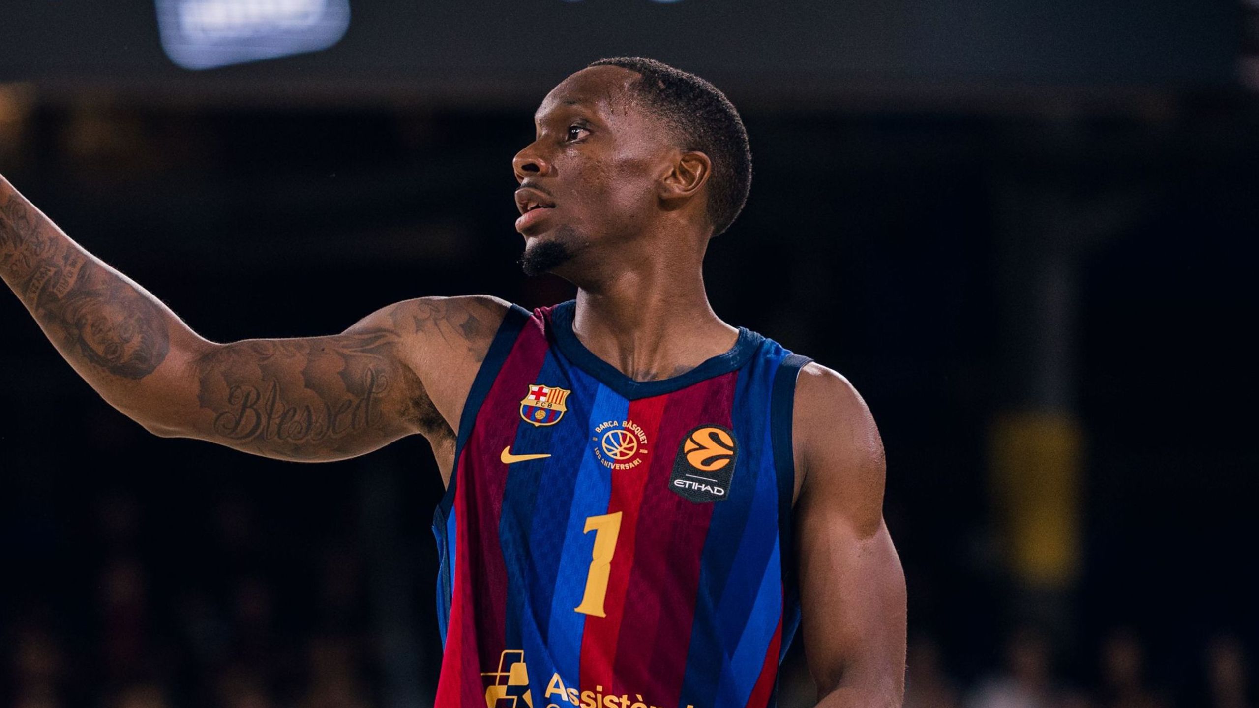 Umoja Gibson, base del Barça con el dorsal 1, da indicaciones durante el Barça-Anadolu Efes de Euroliga