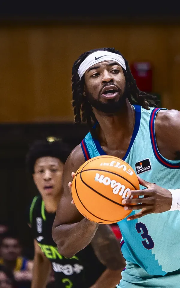 Stanley Umude, alero del Barça, con el balón en la final de la Supercopa Endesa 2026