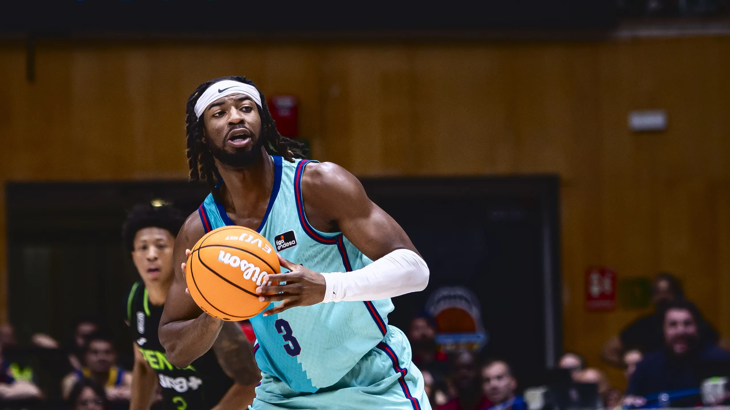 Stanley Umude, alero del Barça, con el balón en la final de la Supercopa Endesa 2026