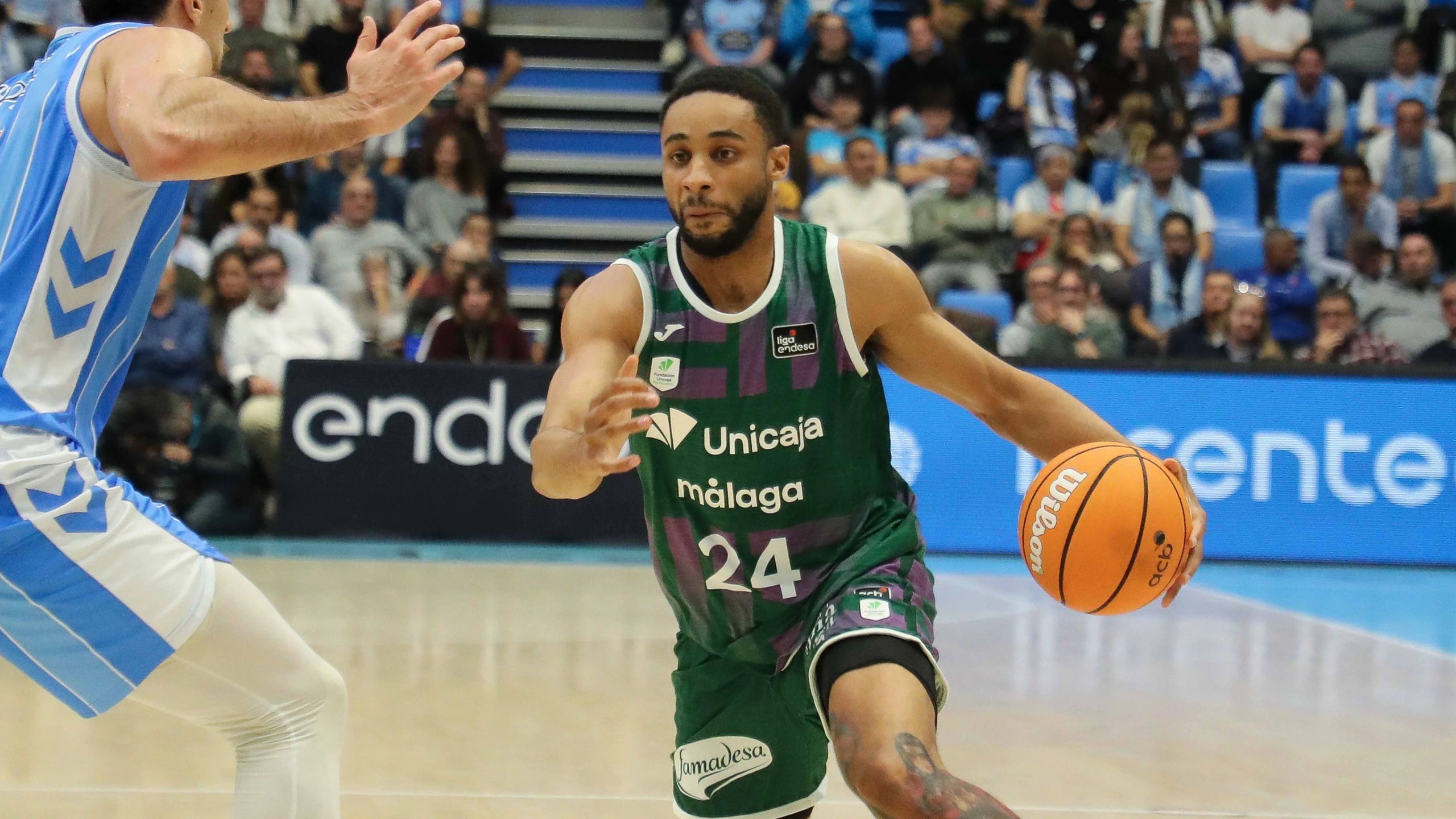 Cameron Hunt, del Unicaja, bota el balón con el dorsal 24 en un partido de la Liga Endesa 2026-27