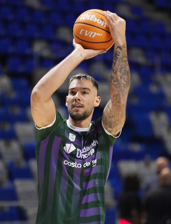 Willy Hernangómez, pívot del Unicaja con el dorsal 41, lanza en el calentamiento antes del Unicaja-La Laguna Tenerife en el Martín Carpena