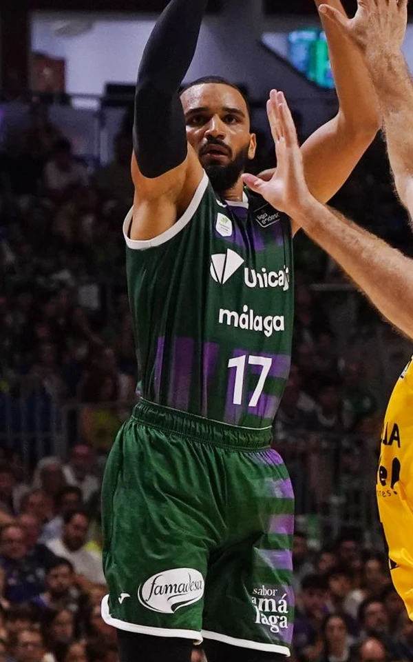 Amine Noua, dorsal 17 del Unicaja, lanza en suspensión ante La Laguna Tenerife en el Martín Carpena