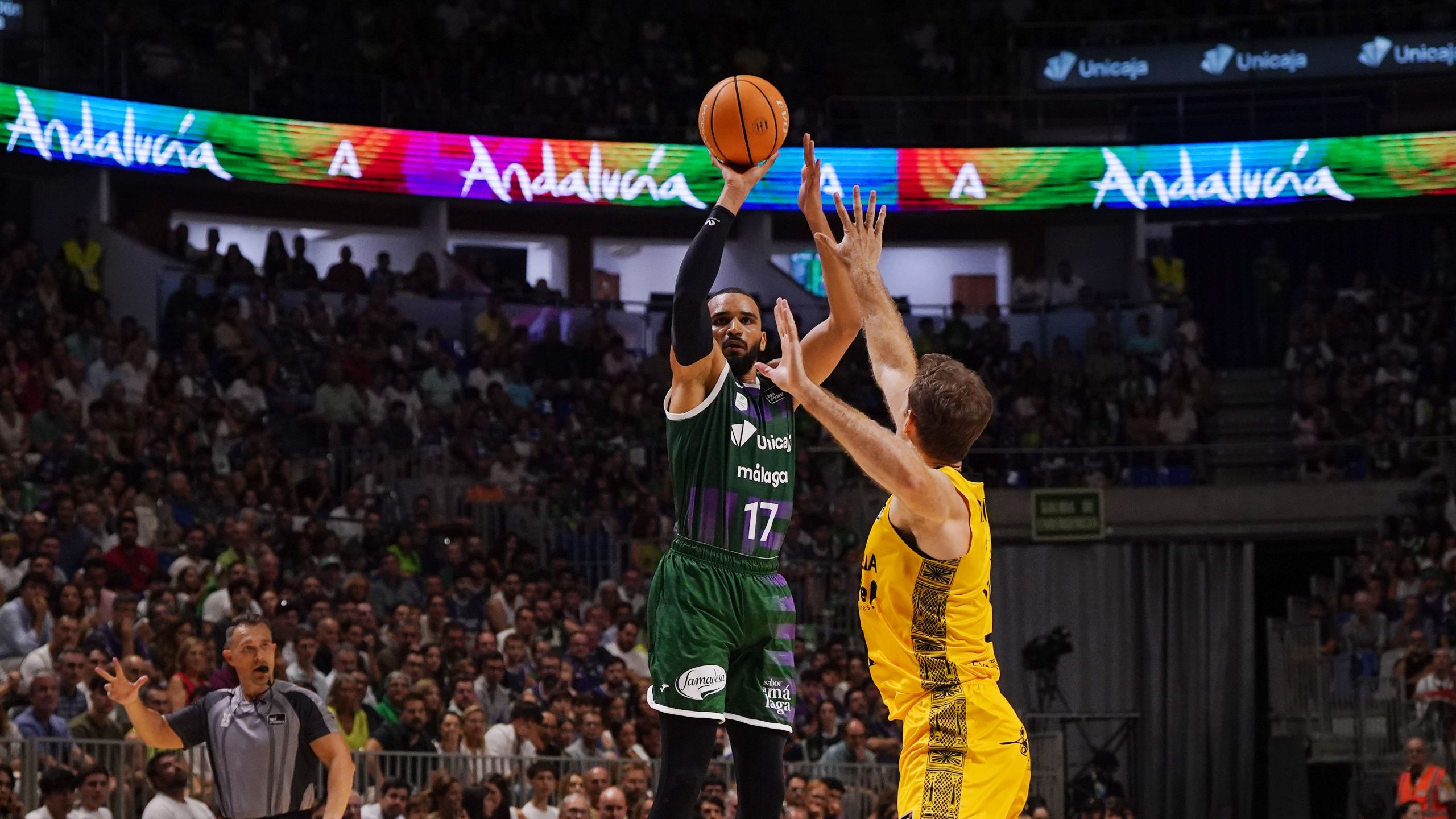 Amine Noua, dorsal 17 del Unicaja, lanza en suspensión ante La Laguna Tenerife en el Martín Carpena