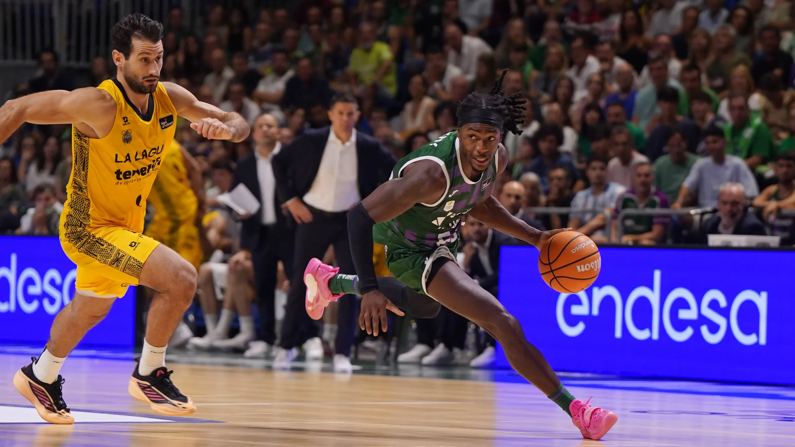 Kendrick Perry, dorsal 55 del Unicaja, ataca ante La Laguna Tenerife en la jornada 2 de la Liga Endesa