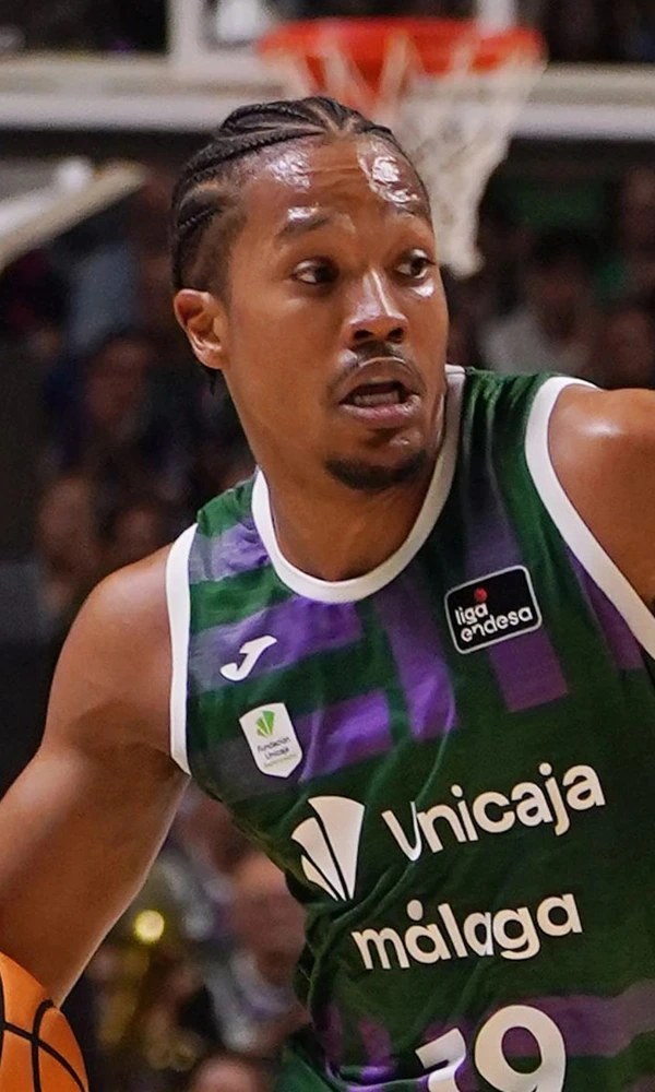 Melwin Pantzar, dorsal 19 del Unicaja, conduce el balón ante La Laguna Tenerife en Málaga