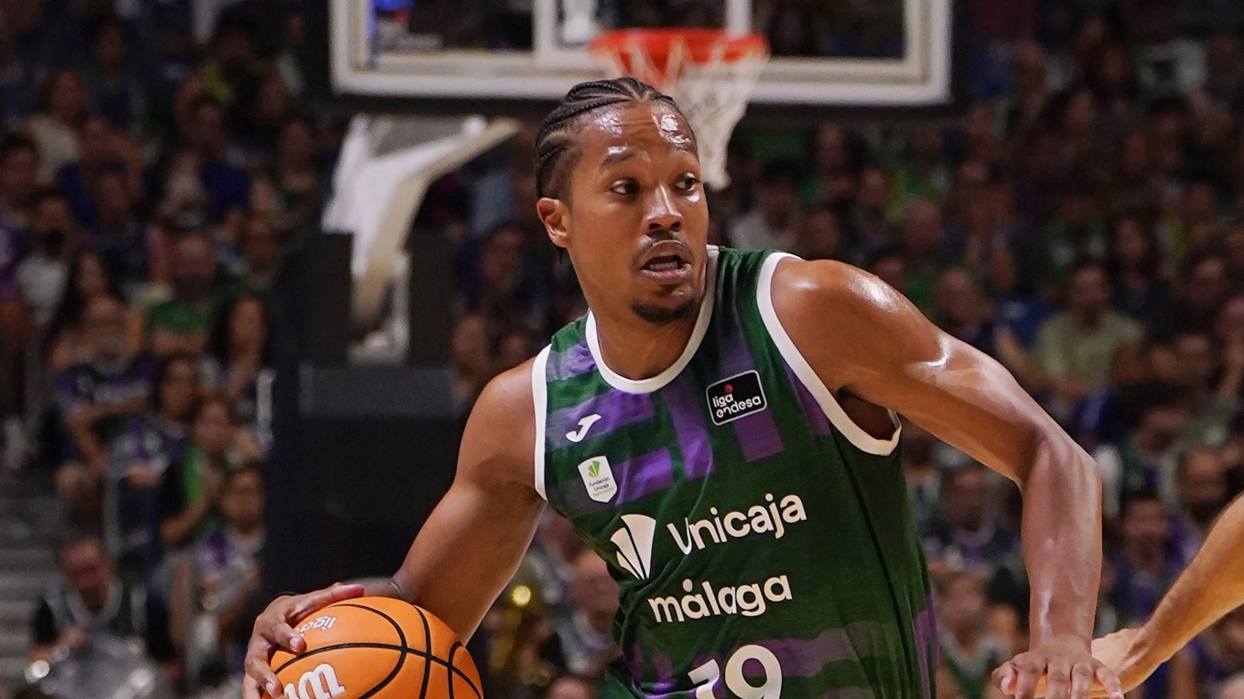 Melwin Pantzar, dorsal 19 del Unicaja, conduce el balón ante La Laguna Tenerife en Málaga