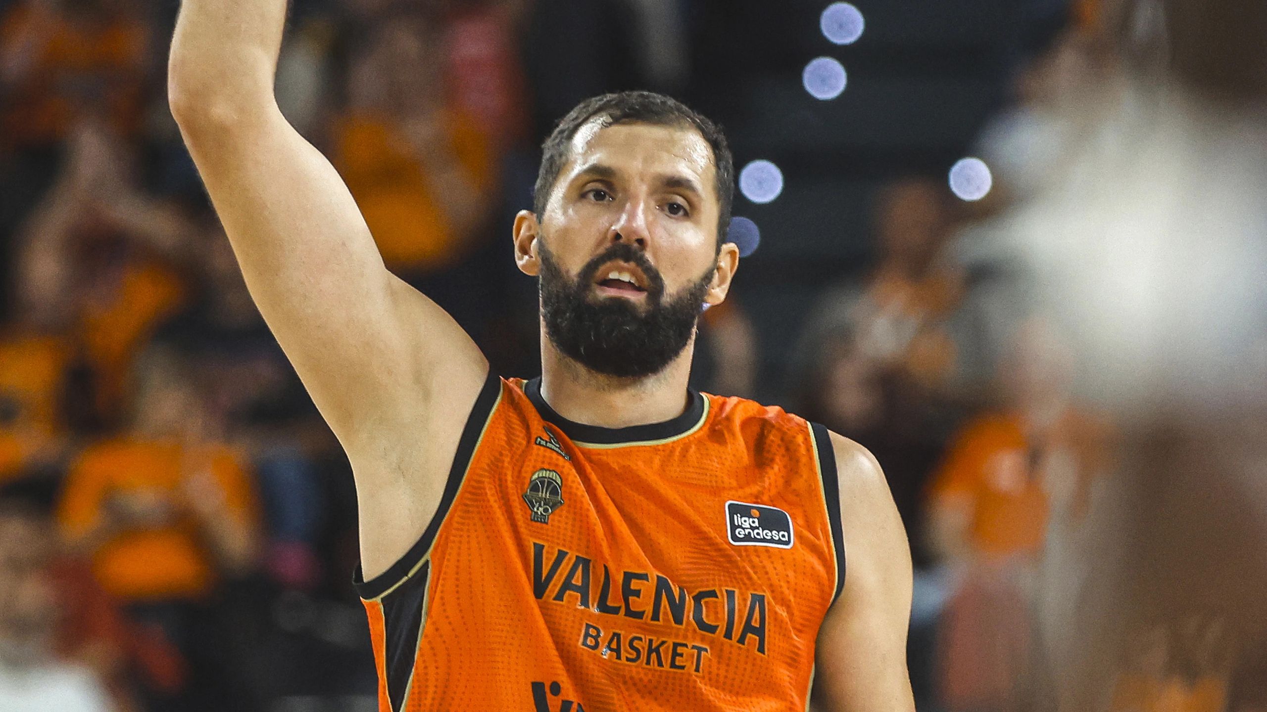 Nikola Mirotić, dorsal 33 del Valencia Basket, levanta el brazo en un partido de la Liga Endesa 2026-27