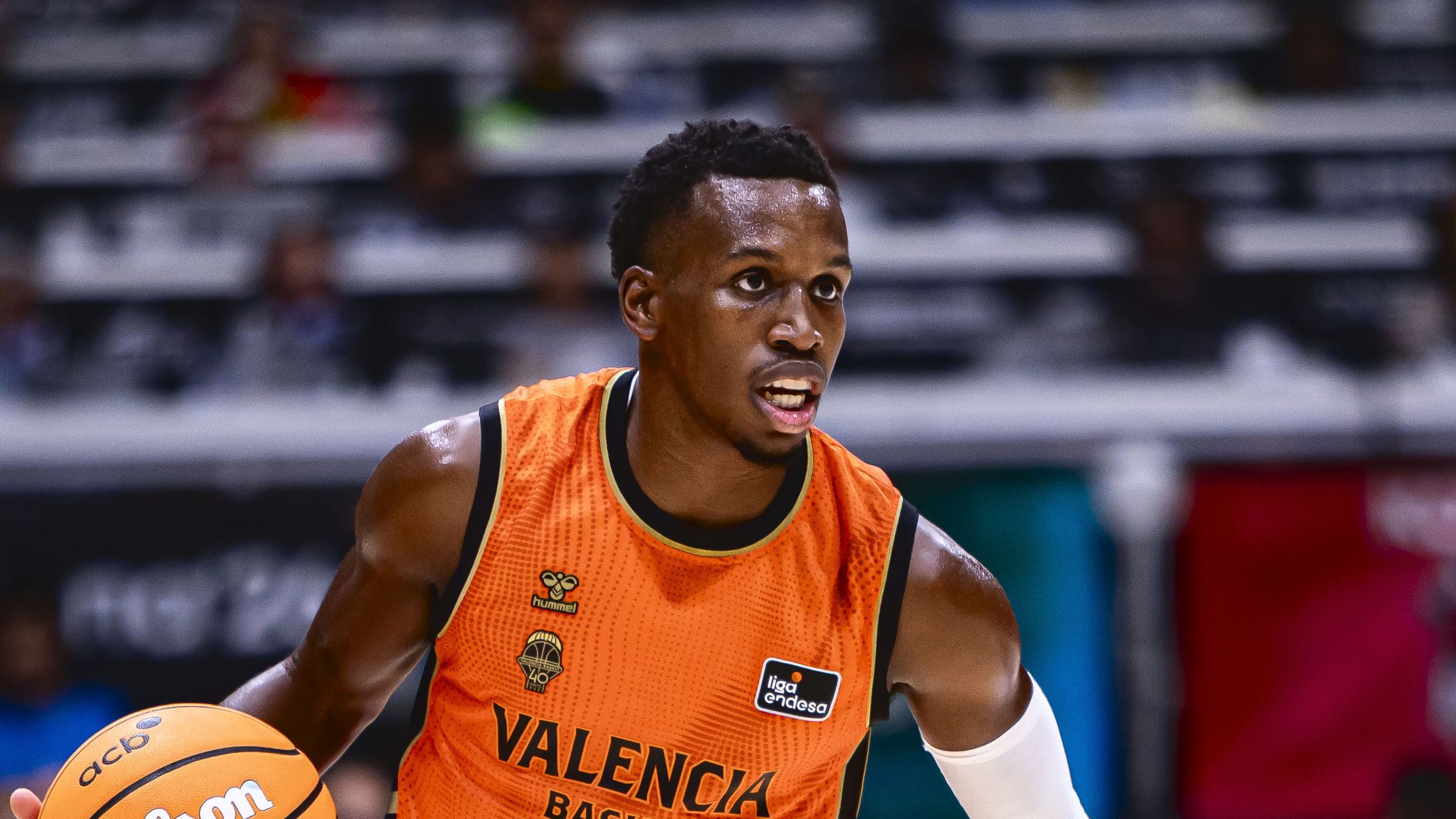 TJ Shorts, dorsal 0 del Valencia Basket, conduce el balón en la Supercopa Endesa 2026