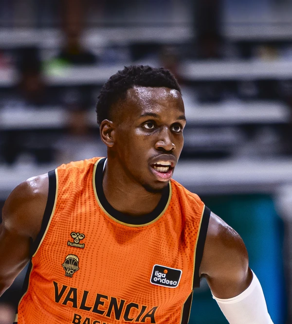 TJ Shorts, dorsal 0 del Valencia Basket, conduce el balón en la Supercopa Endesa 2026