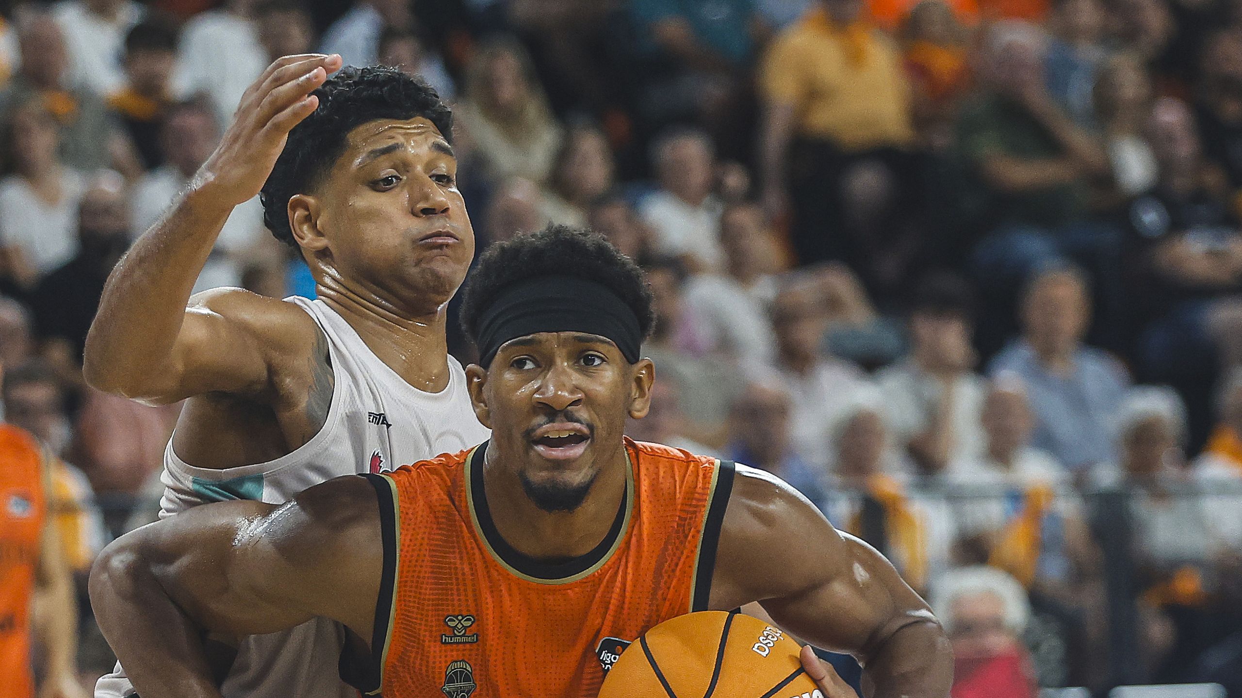 Kam Taylor, dorsal 1 del Valencia Basket, ataca el aro en el Roig Arena
