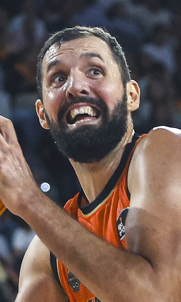 Nikola Mirotić, dorsal 33 del Valencia Basket, con el balón ante el iLERNA Lleida en el Roig Arena