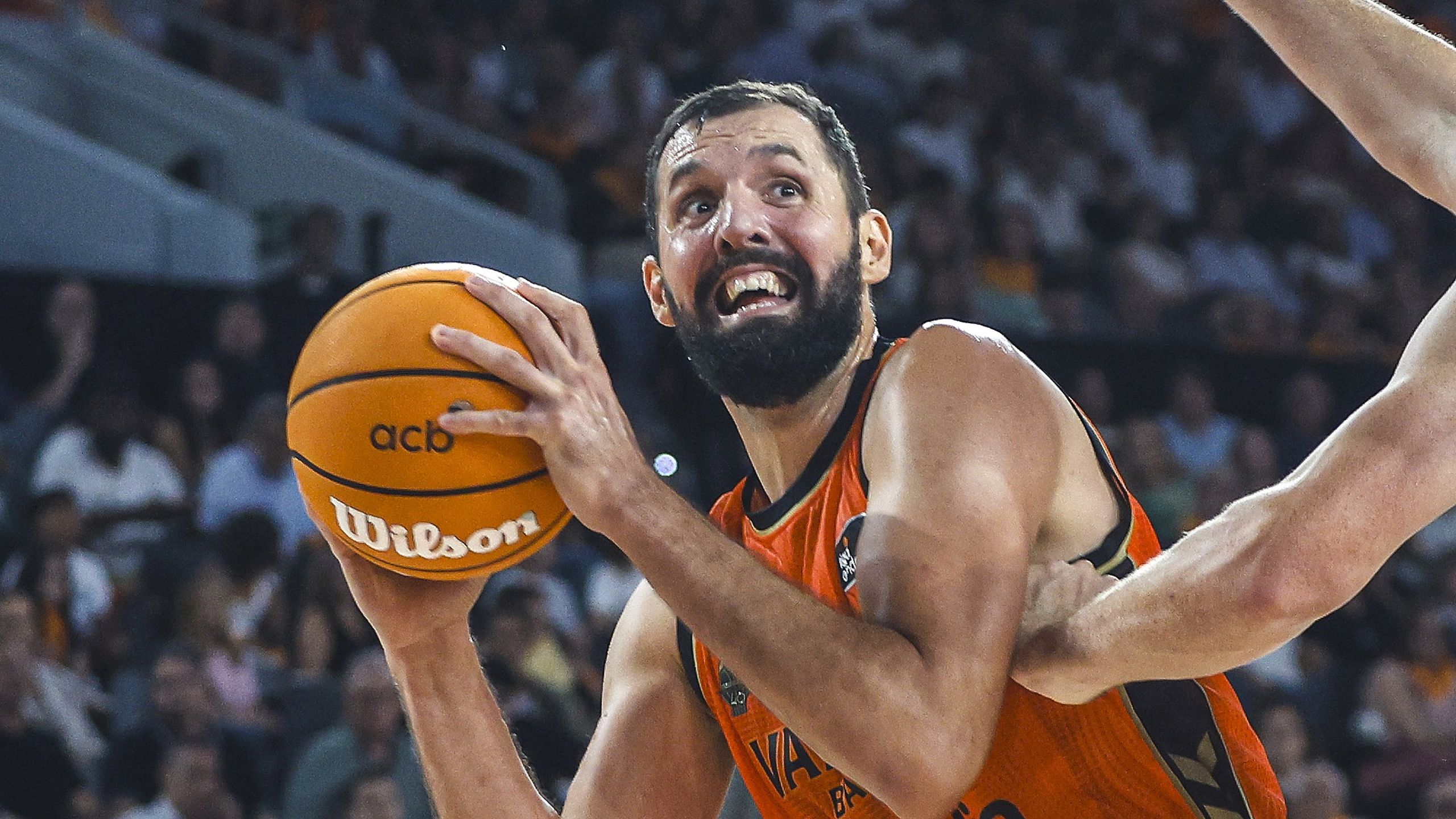 Nikola Mirotić, dorsal 33 del Valencia Basket, con el balón ante el iLERNA Lleida en el Roig Arena
