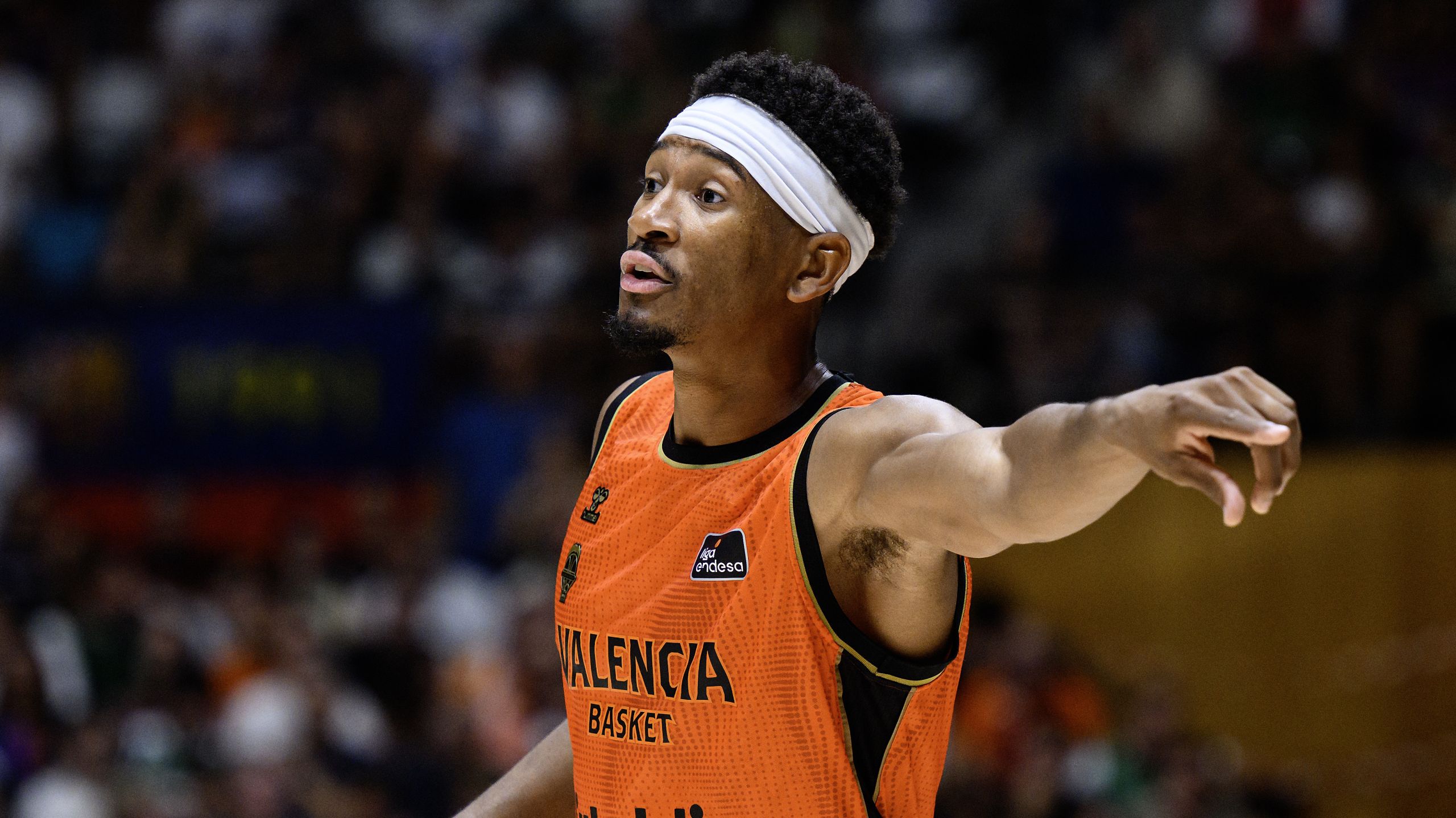 Kameron Taylor, dorsal 1 del Valencia Basket, da indicaciones en la Supercopa Endesa 2026