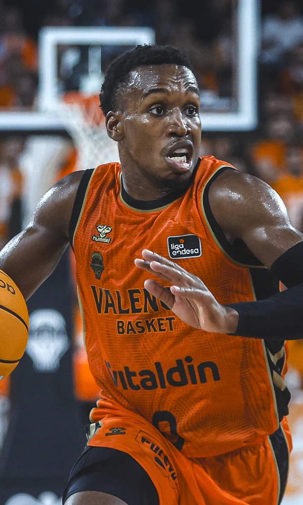 TJ Shorts, dorsal 0 del Valencia Basket, conduce el balón ante el iLERNA Lleida en el Roig Arena en la jornada 1 de la Liga Endesa