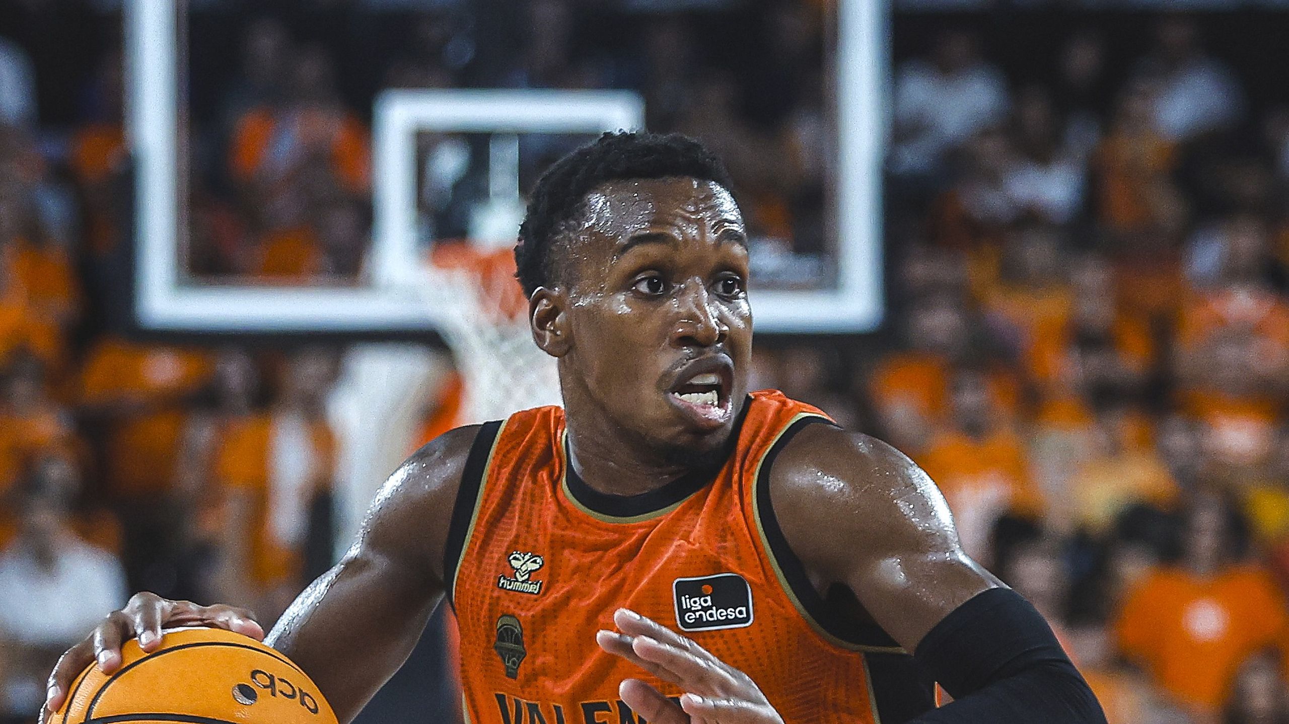 TJ Shorts, dorsal 0 del Valencia Basket, conduce el balón ante el iLERNA Lleida en el Roig Arena en la jornada 1 de la Liga Endesa