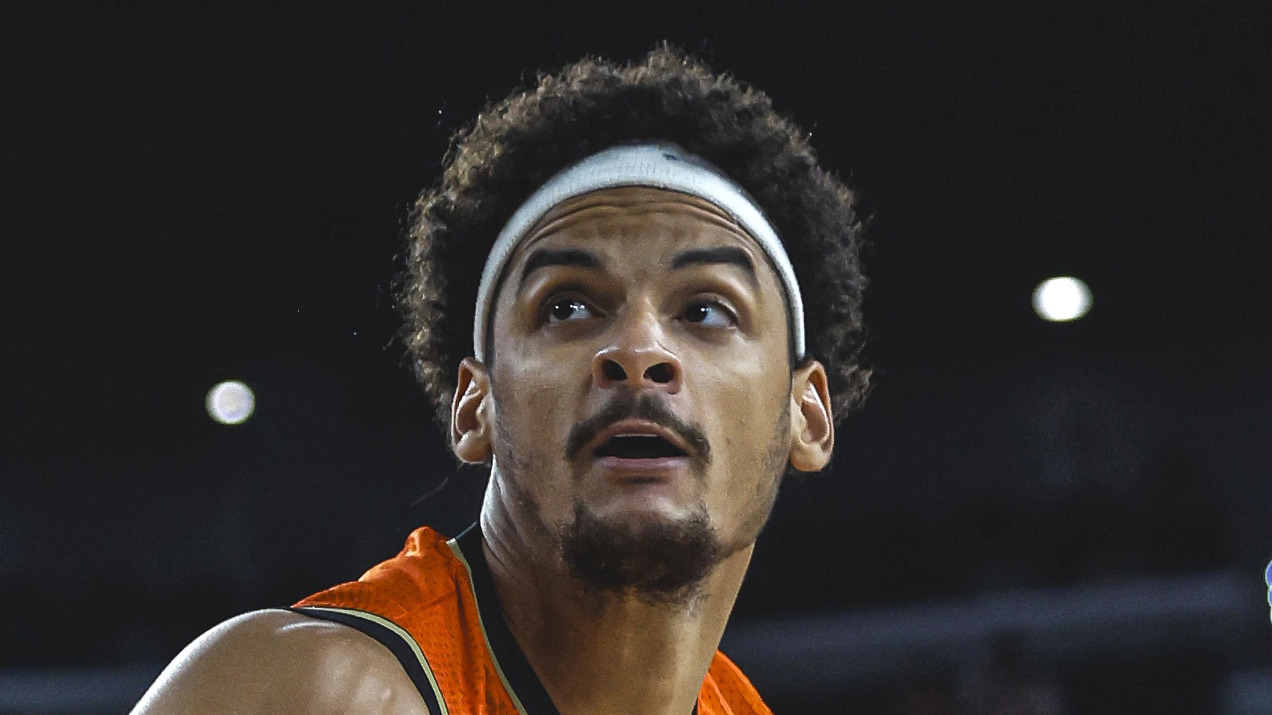 Neal Sako, de Valencia Basket, levanta la vista en el Valencia-Baskonia de la jornada 5 de la Liga Endesa