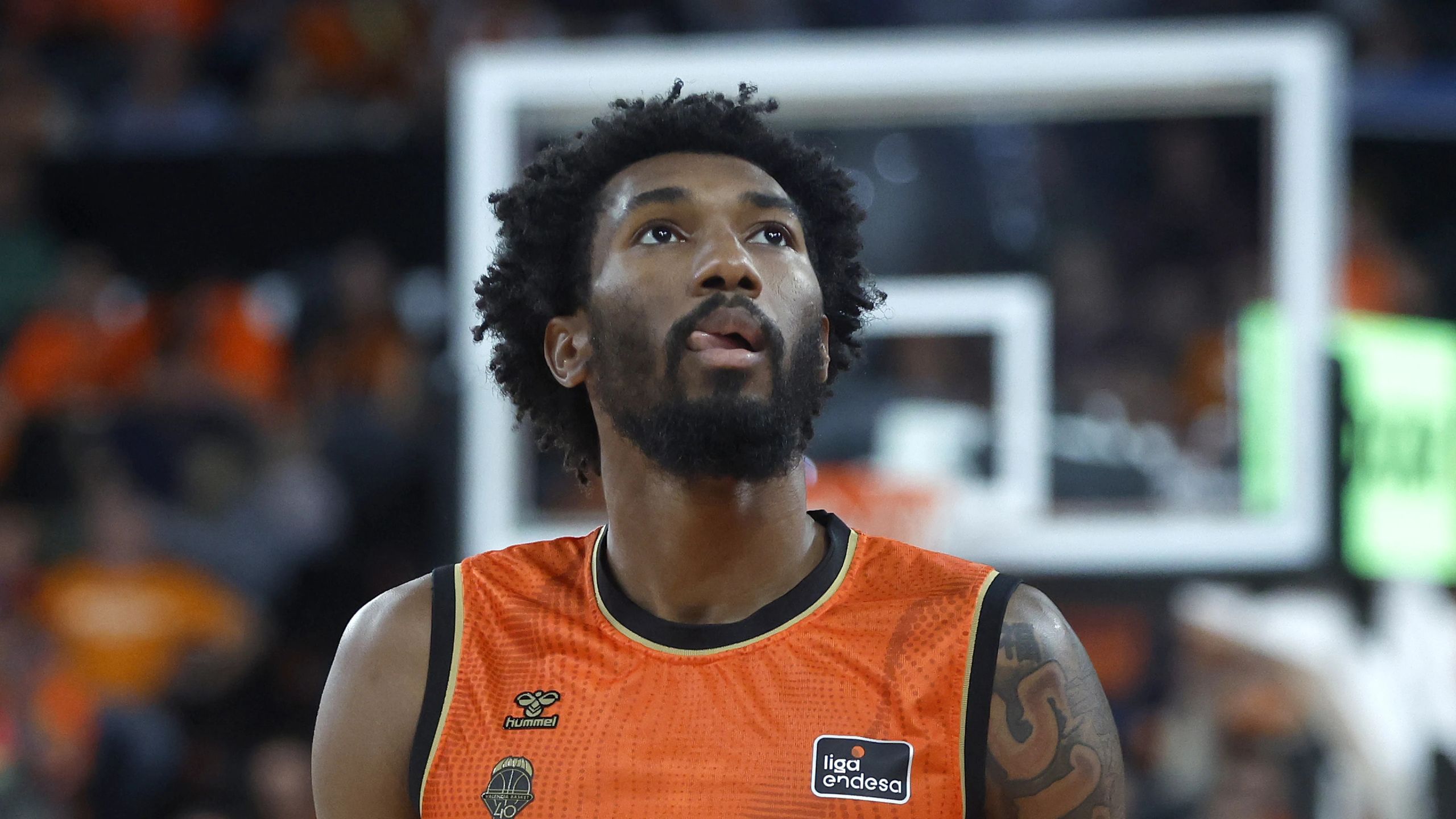 Armoni Brooks, escolta de Valencia Basket (dorsal 12), mira al aro en un partido de la Liga Endesa 2026-27