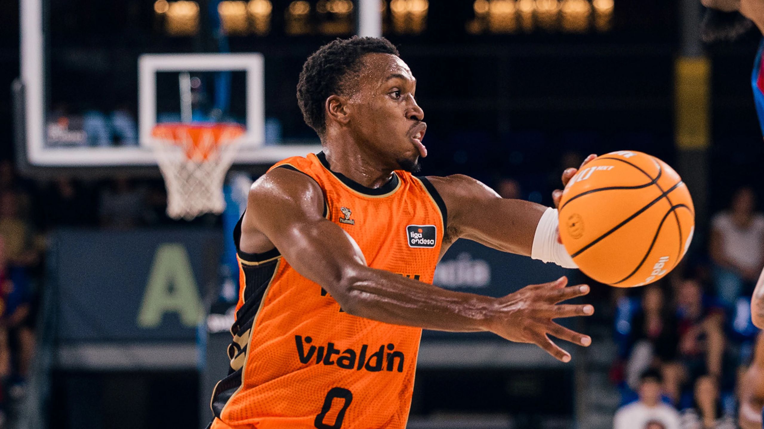 TJ Shorts, base del Valencia Basket, pasa el balón ante el Barça en la jornada 3 de la Liga Endesa