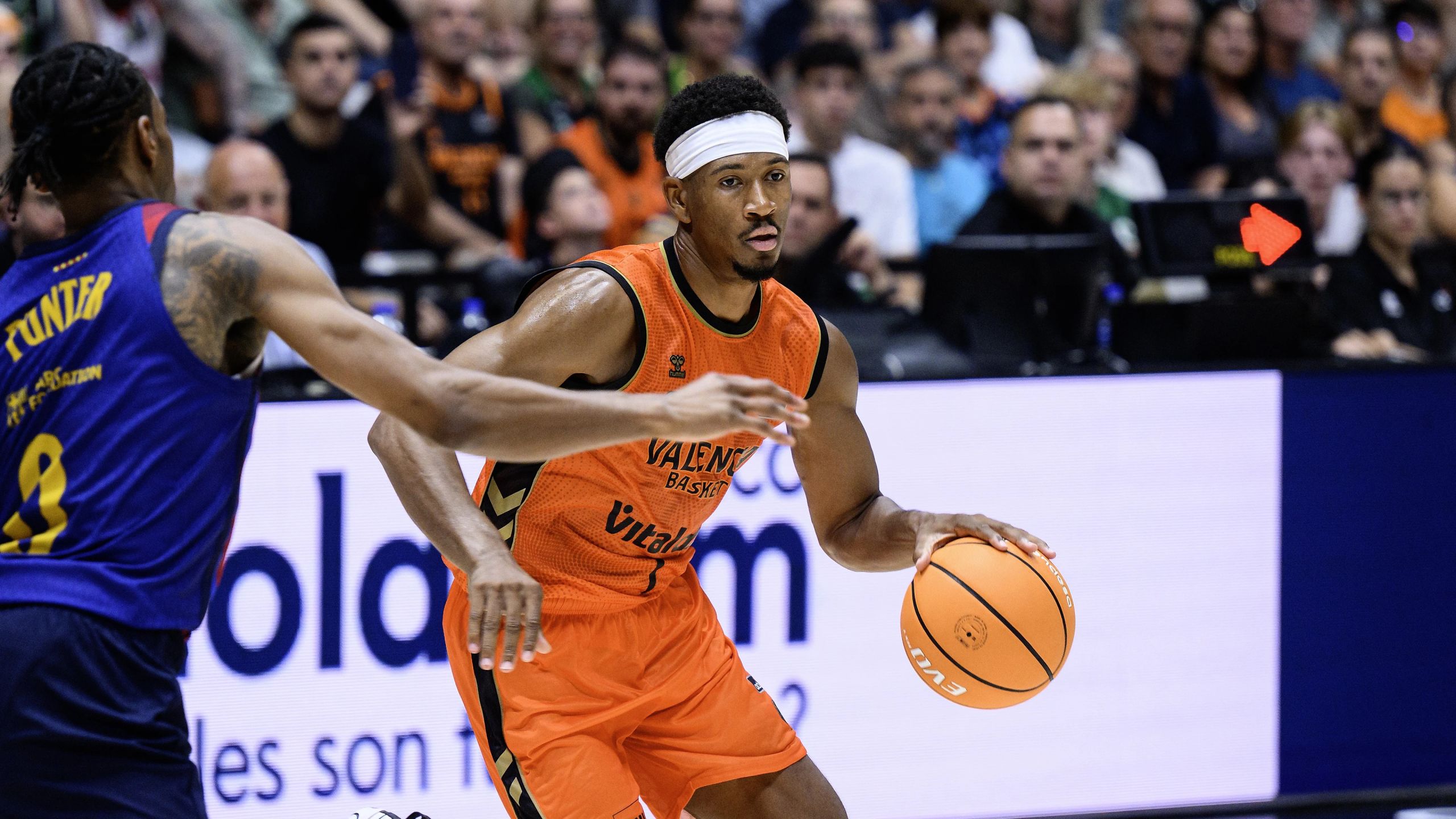Kameron Taylor, del Valencia Basket, con la cinta blanca en la cabeza, bota el balón en un partido de la Supercopa Endesa 2026