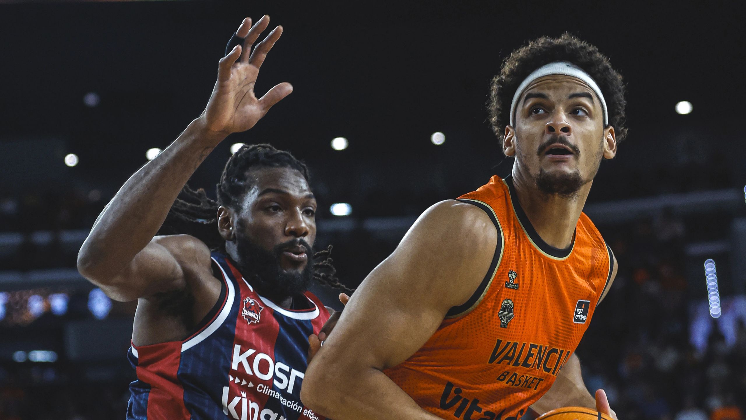Neal Sako, pívot del Valencia Basket con el dorsal 13, protege el balón ante el Baskonia en el Roig Arena, Liga Endesa 2026-27
