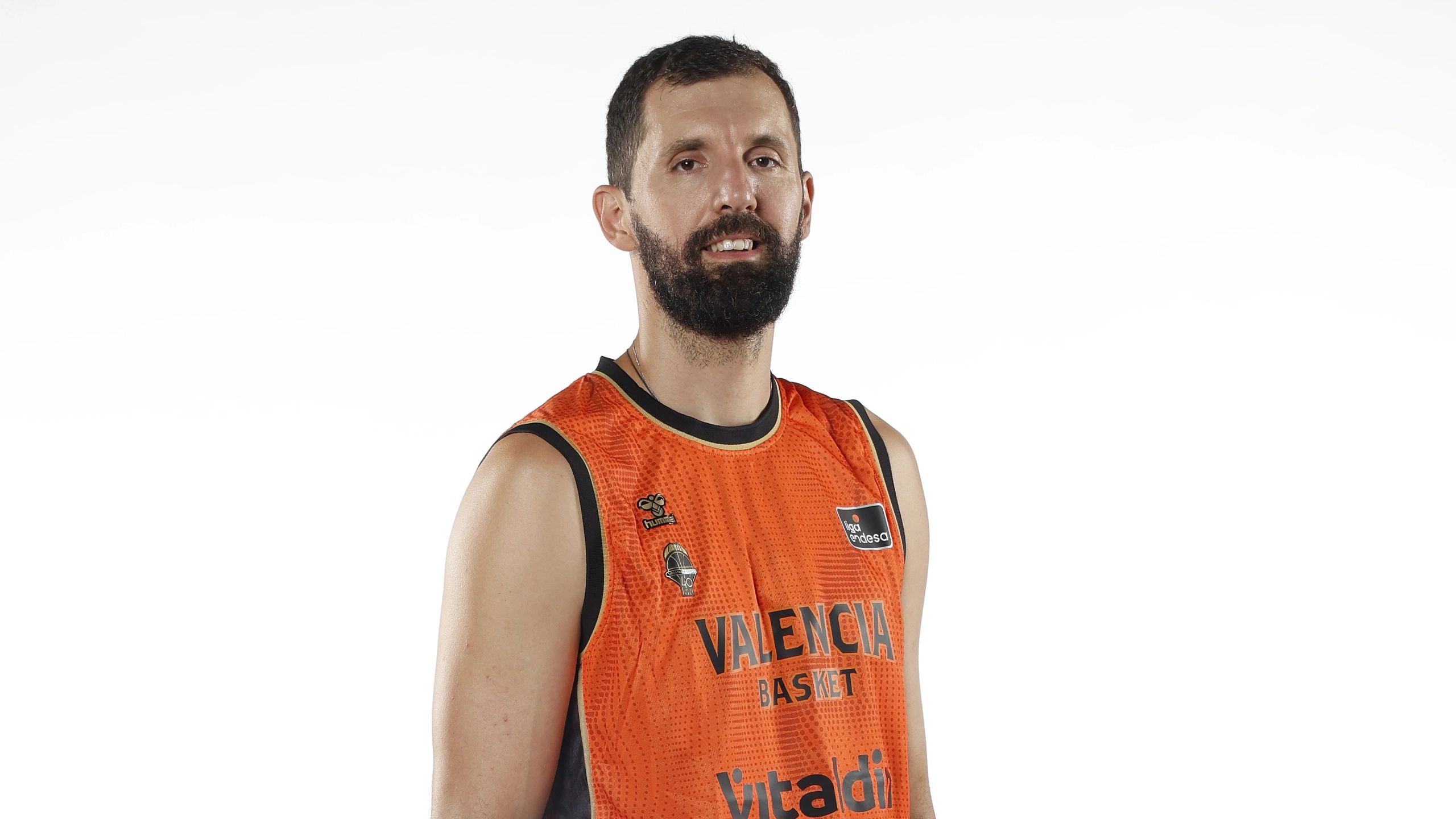 Nikola Mirotić, dorsal 33 del Valencia Basket, en la sesión de fotos oficial 2026-27
