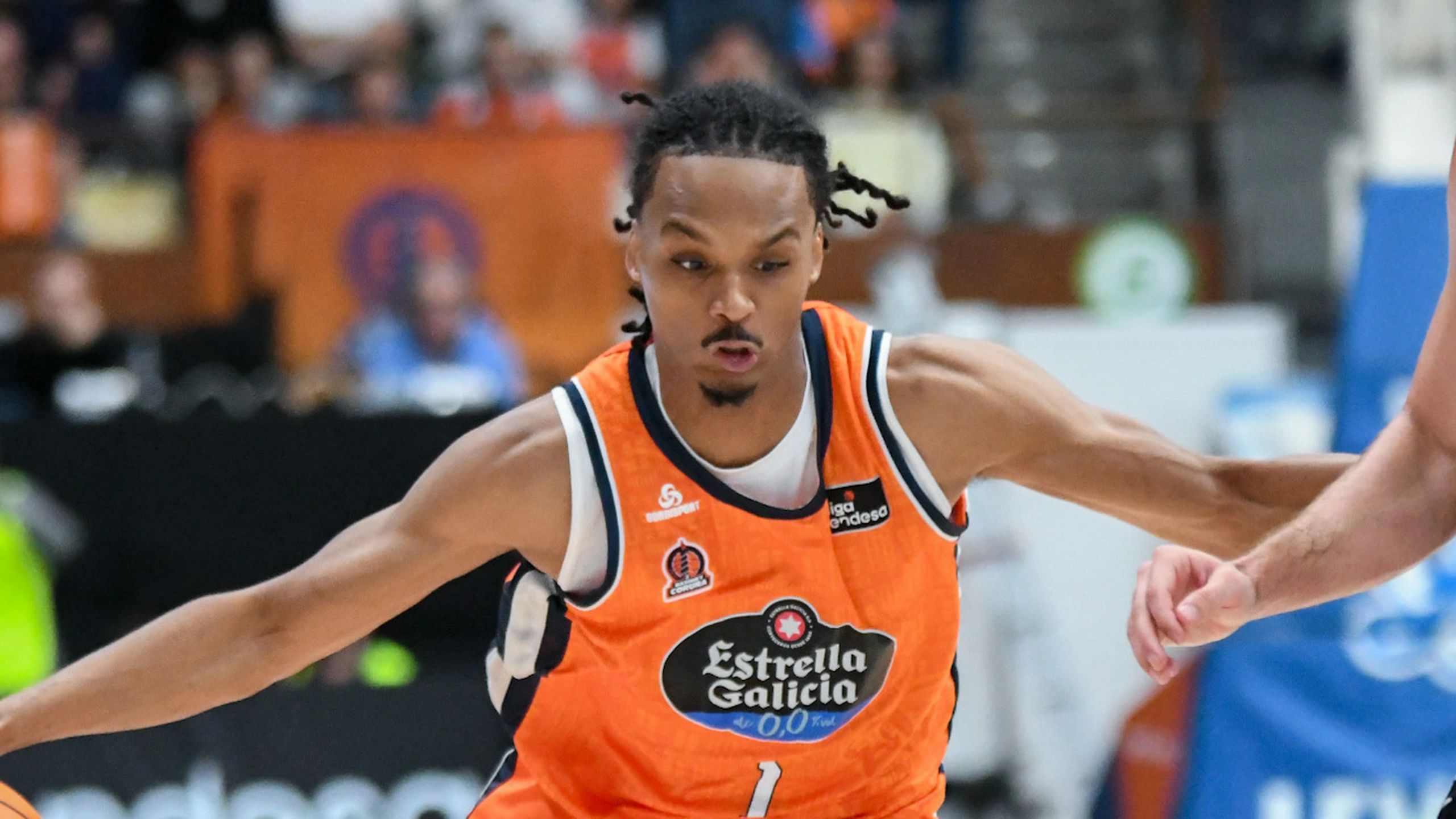 Verge, con el dorsal 1 del Leyma Coruña, bota el balón ante el Surne Bilbao en la jornada 2 de la Liga Endesa
