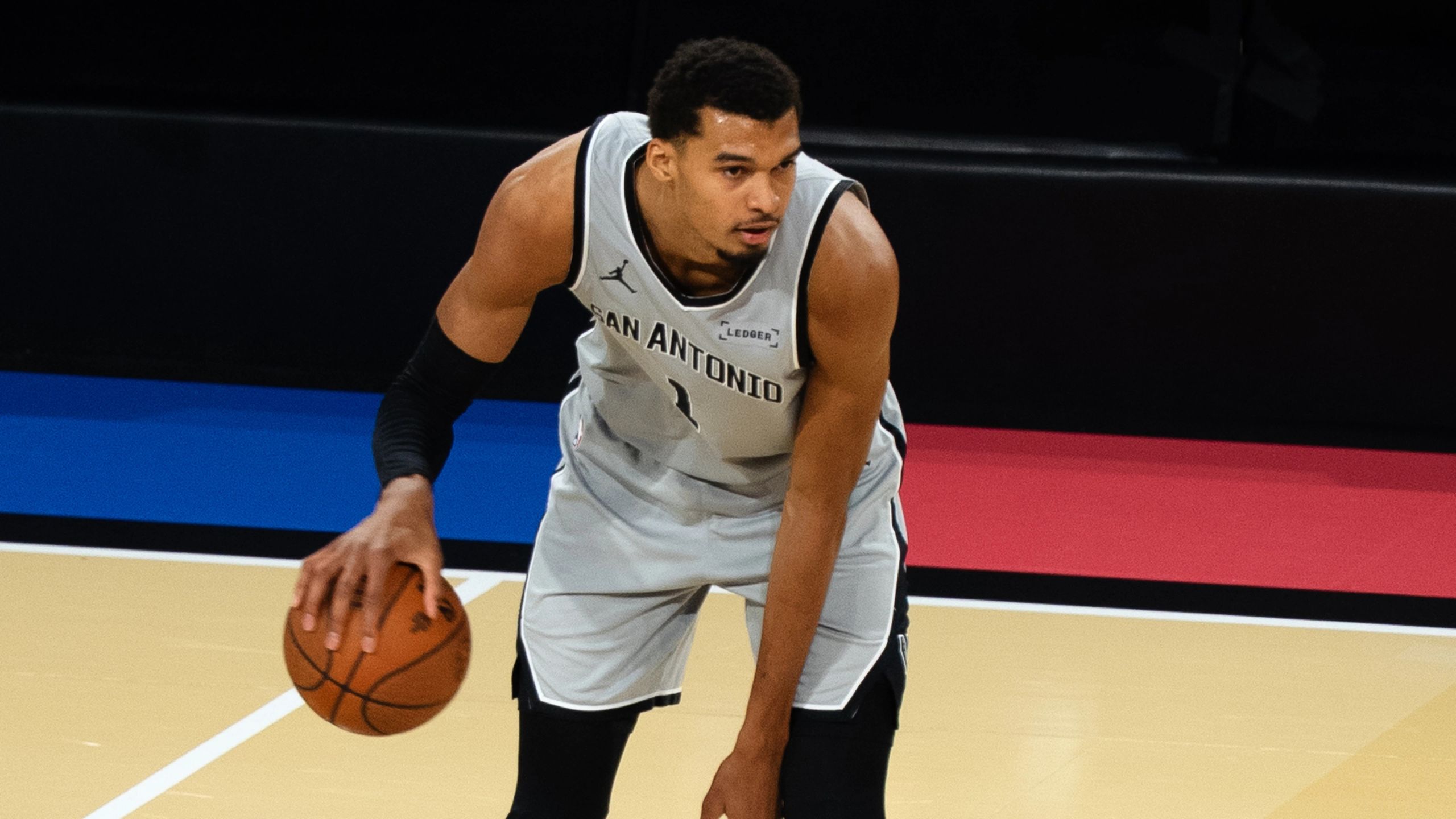 Victor Wembanyama, con la camiseta de los San Antonio Spurs, bota el balón en la NBA Cup de Las Vegas en diciembre de 2025