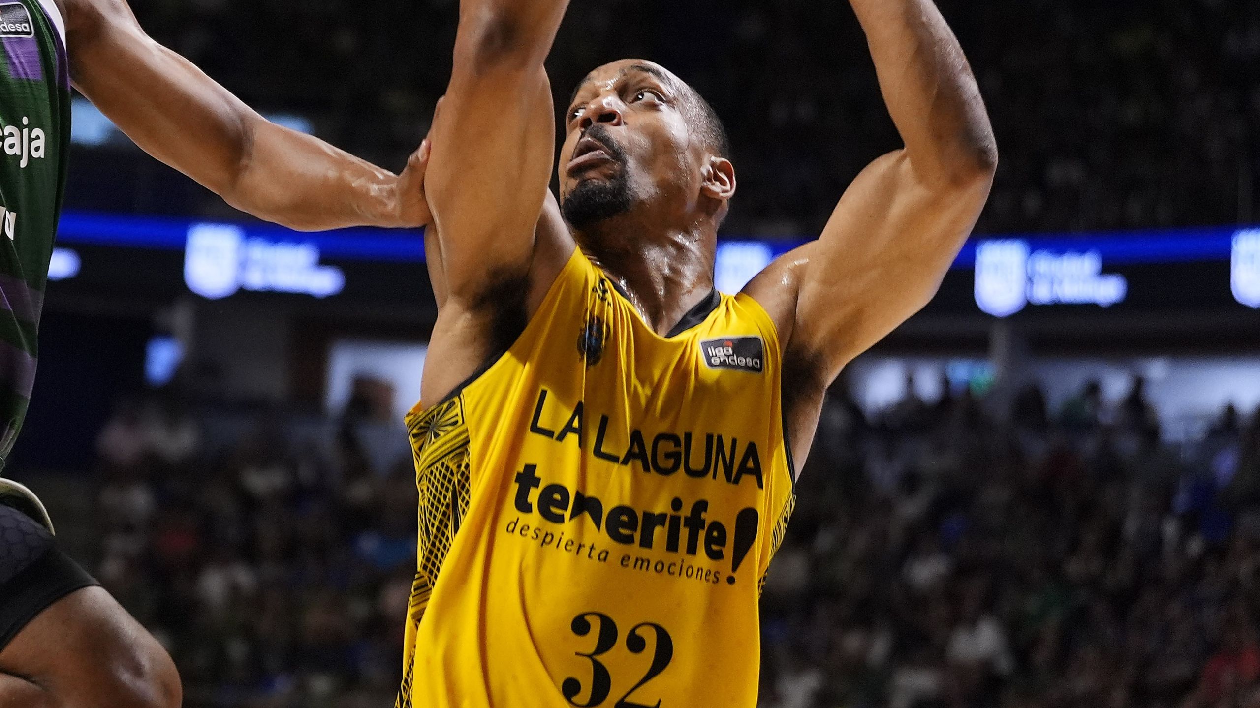 Vince Hunter, dorsal 32 de La Laguna Tenerife, estira los brazos ante el Unicaja en Málaga