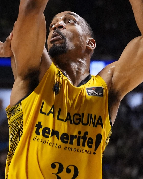 Vince Hunter, dorsal 32 de La Laguna Tenerife, estira los brazos ante el Unicaja en Málaga